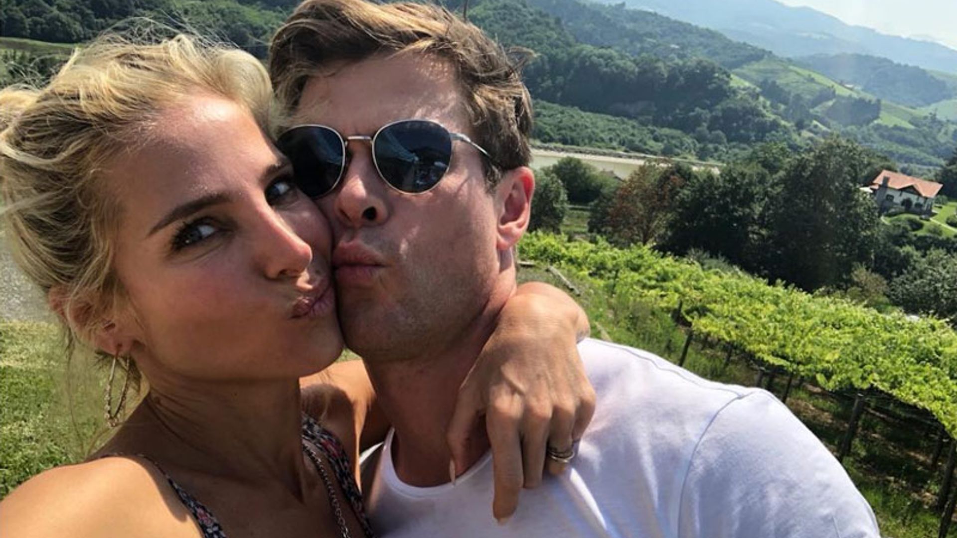 Bailando 'Despacito' y escanciando vino: Elsa Pataky y Chris Hemsworth, más divertidos que nunca en Guipúzcoa