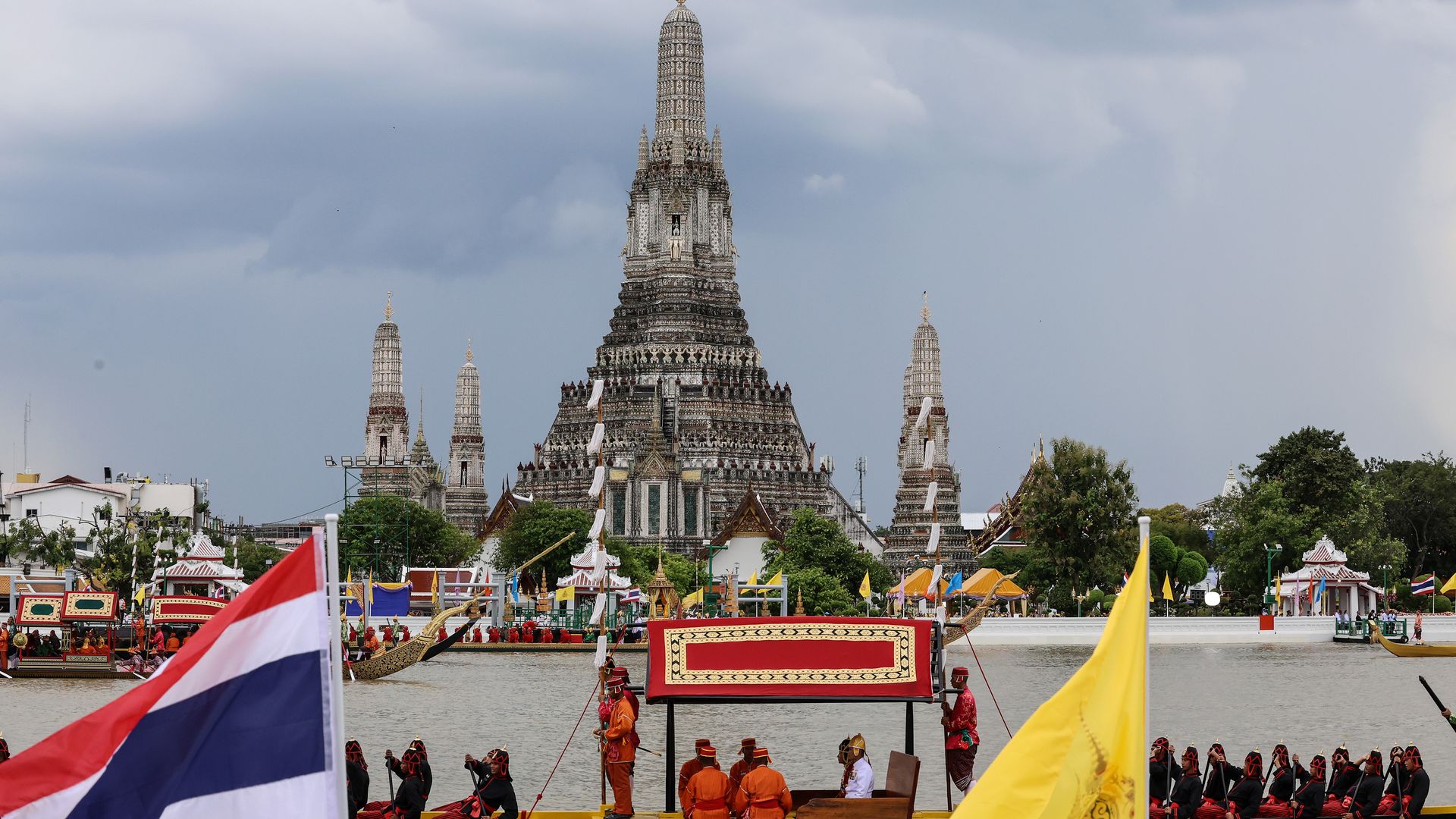 La impresionante procesión en el río de la Familia Real tailandesa para celebrar el cumpleaños de Rama X