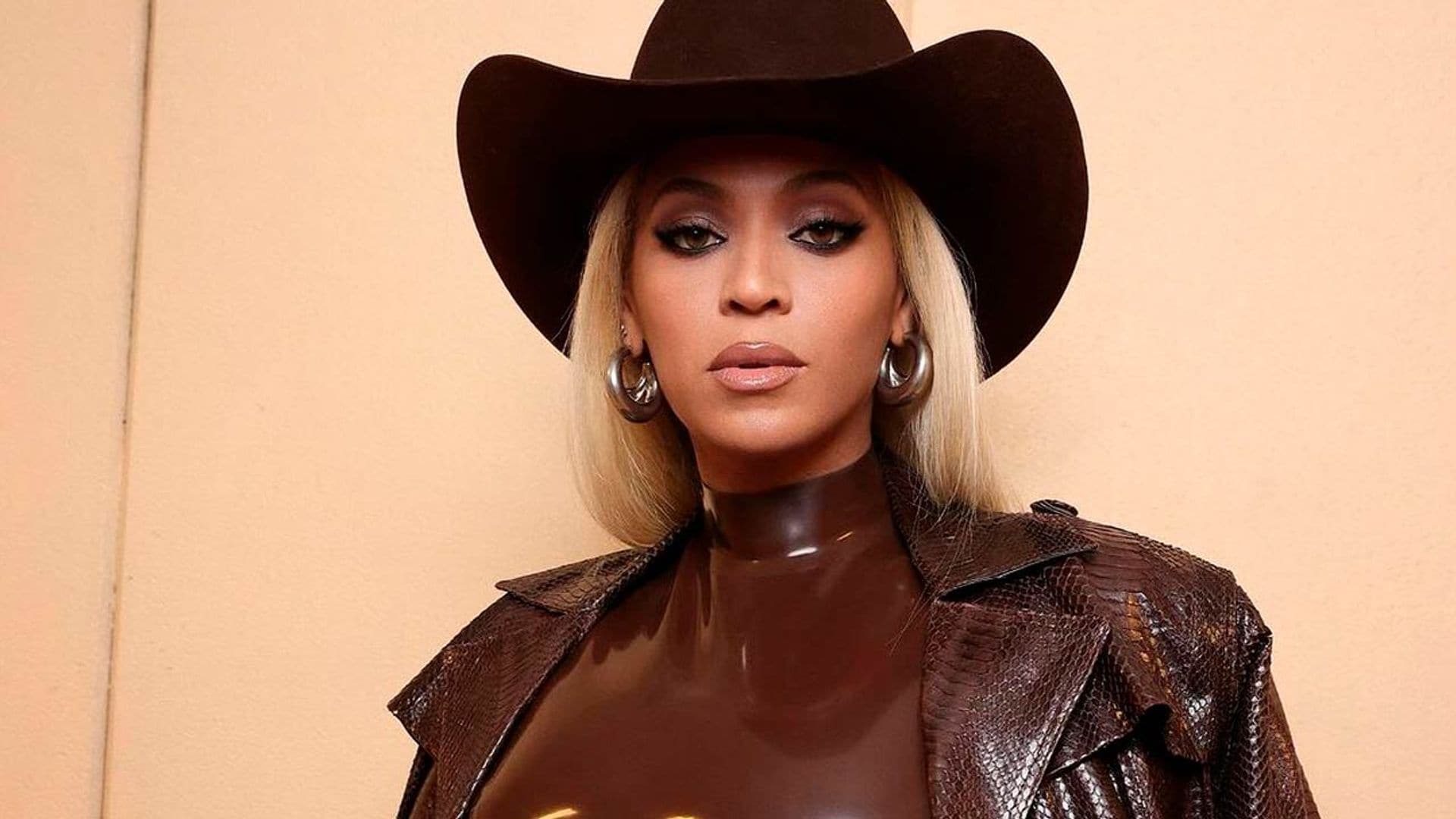 El vestido de látex que Beyoncé luce en Tokyo al más puro estilo ‘cowgirl’ en el estreno de su nuevo disco