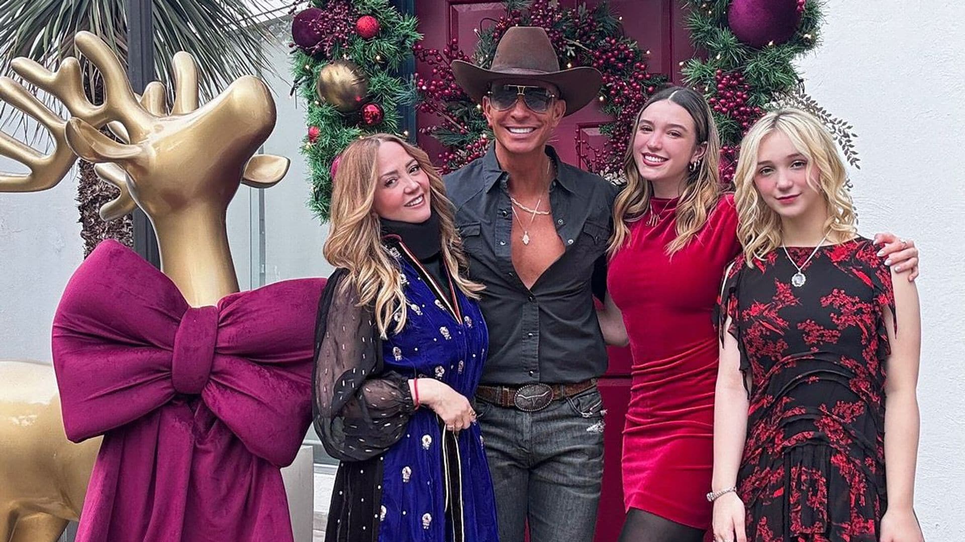 Junto a Erik Rubín y sus hijas, Andrea Legarreta abre las puertas de su casa para su gran celebración de Navidad