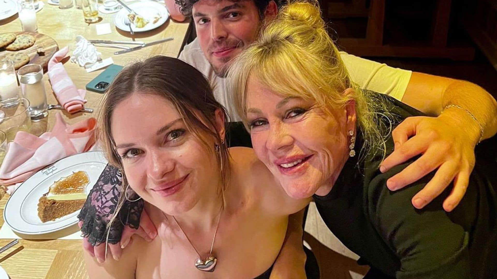 La divertidísima fiesta de cumpleaños de Melanie Griffith con su hija Stella del Carmen y Eva Longoria