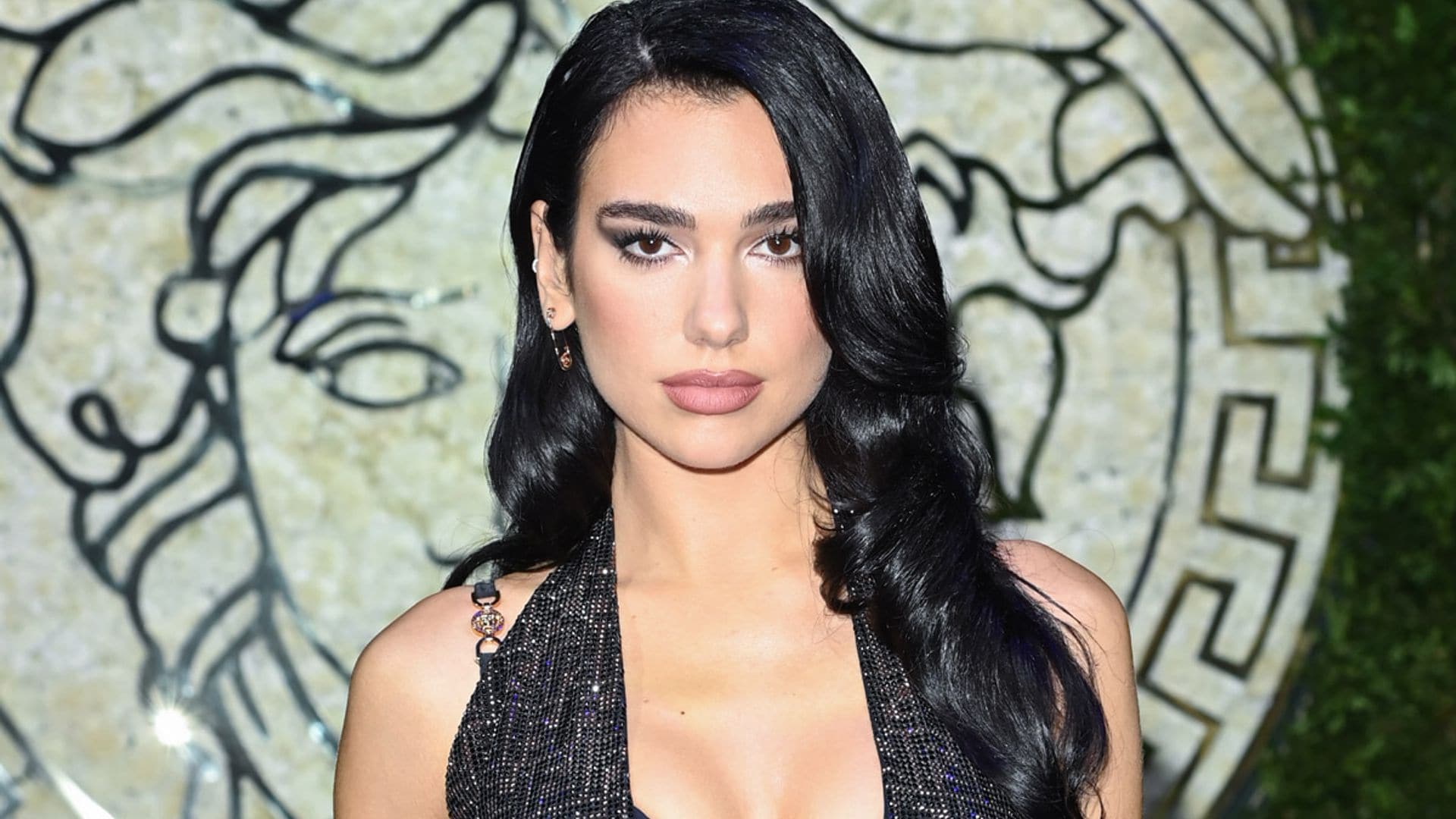 Dua Lipa está muy en forma y lo demuestra con una impresionante postura de yoga