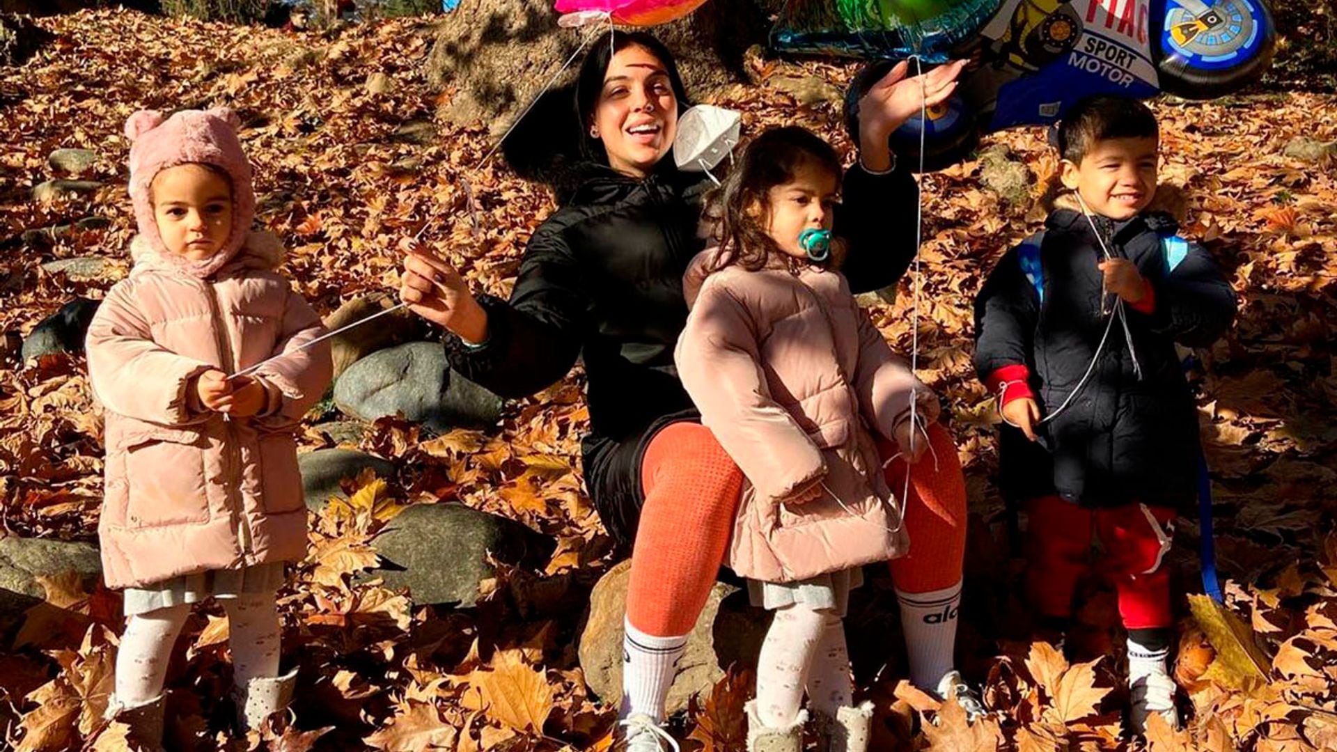 El ‘lindísimo día’ de Georgina con sus niños, entre pipas y vistas a los Alpes