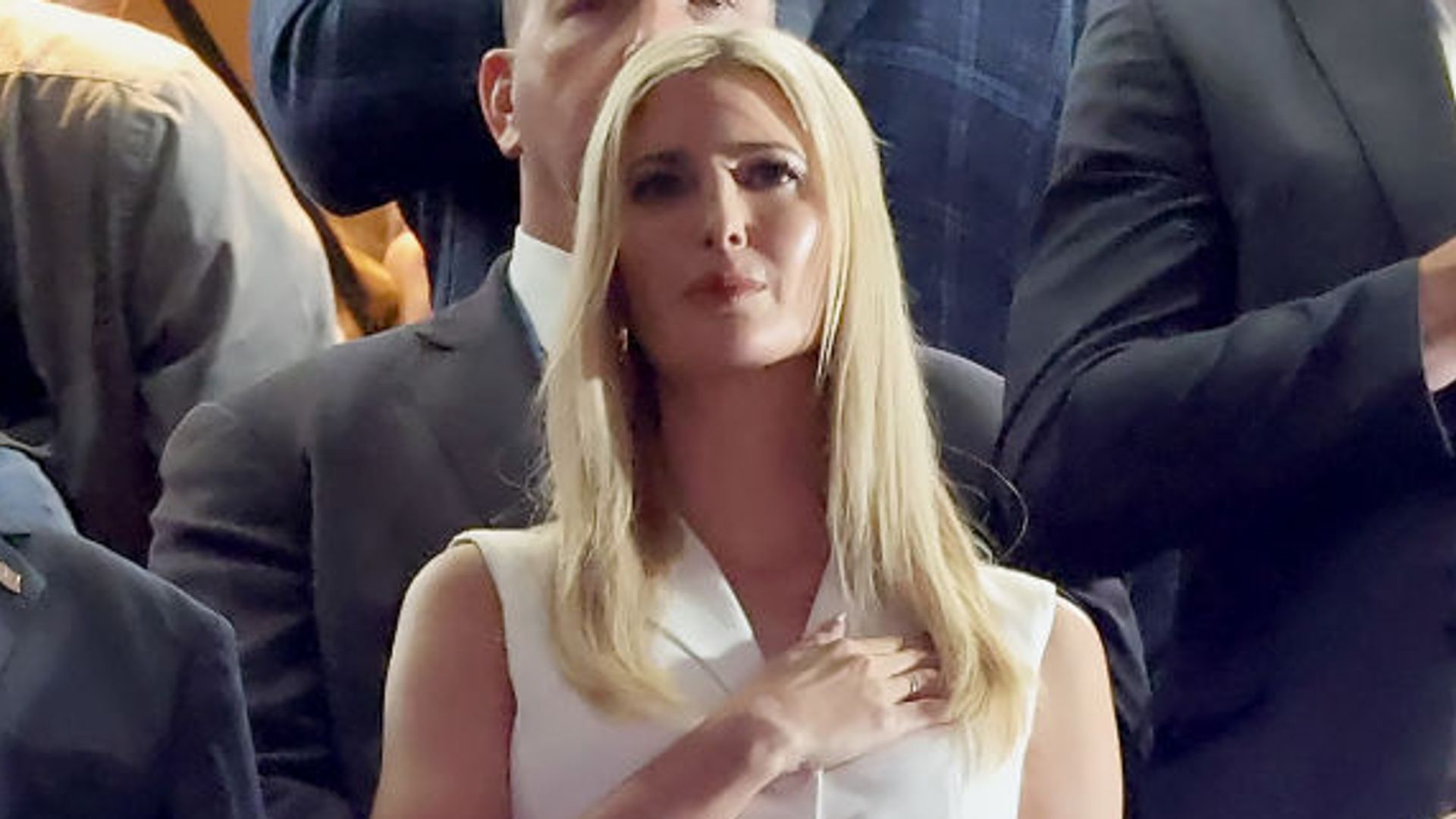 Ivanka Trump deslumbra con un elegante conjunto blanco en el Super Bowl 2025