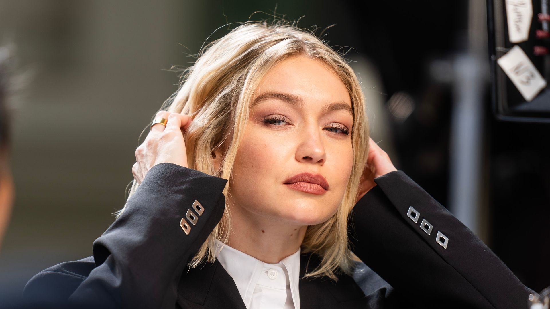 Gigi Hadid realza su rubio cashmere con el peinado más elegante para un corte 'bob'