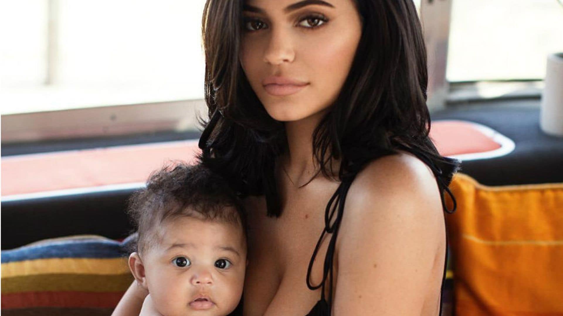 ¡Casi idénticas! Stormi es un clon de Kylie Jenner cuando era bebé