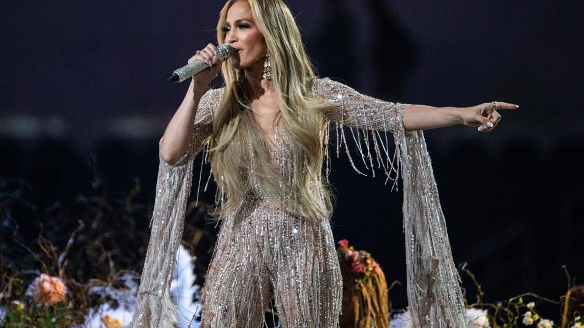Jennifer Lopez deslumbra sobre el escenario con flecos, transparencias ¡y mucho brillo!