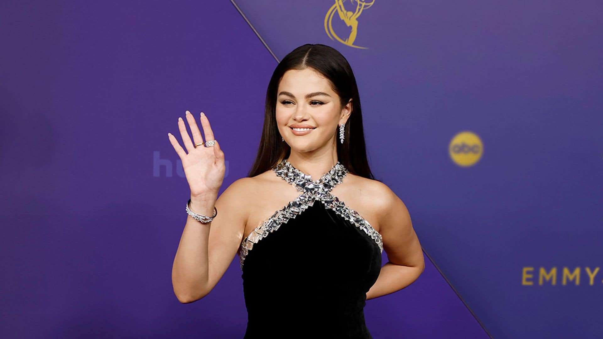 Selena Gomez triunfa en los premios Emmy: un vestido de 600 cristales cosidos a mano y un nuevo récord