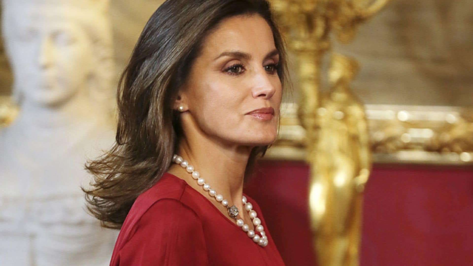 ¡Dos kilos de perlas! Ahora sí, doña Letizia estrena otra ‘joya de pasar’