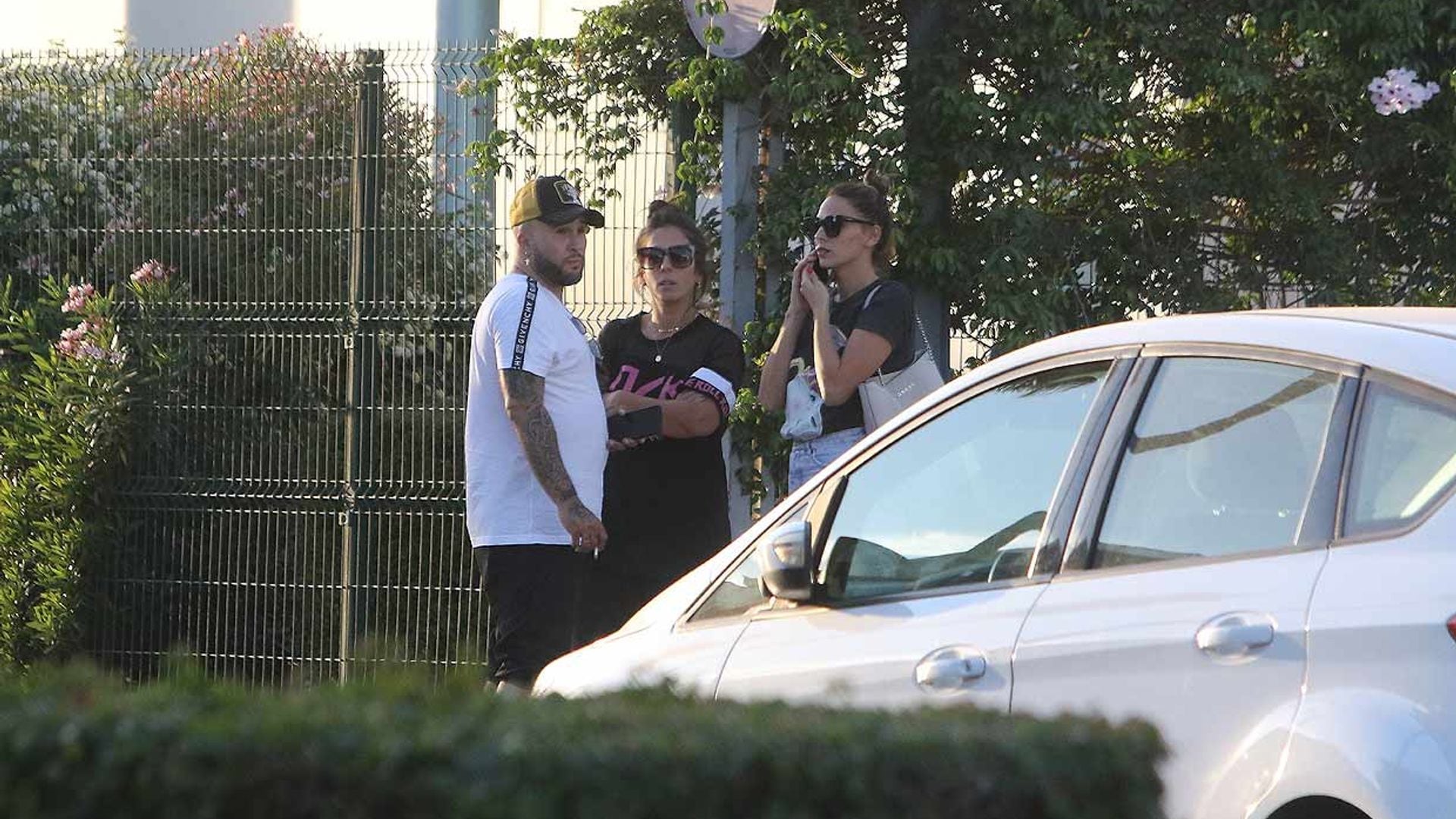 Primeras imágenes de Kiko Rivera visitando a su abuela en el hospital junto a su mujer, Irene Rosales