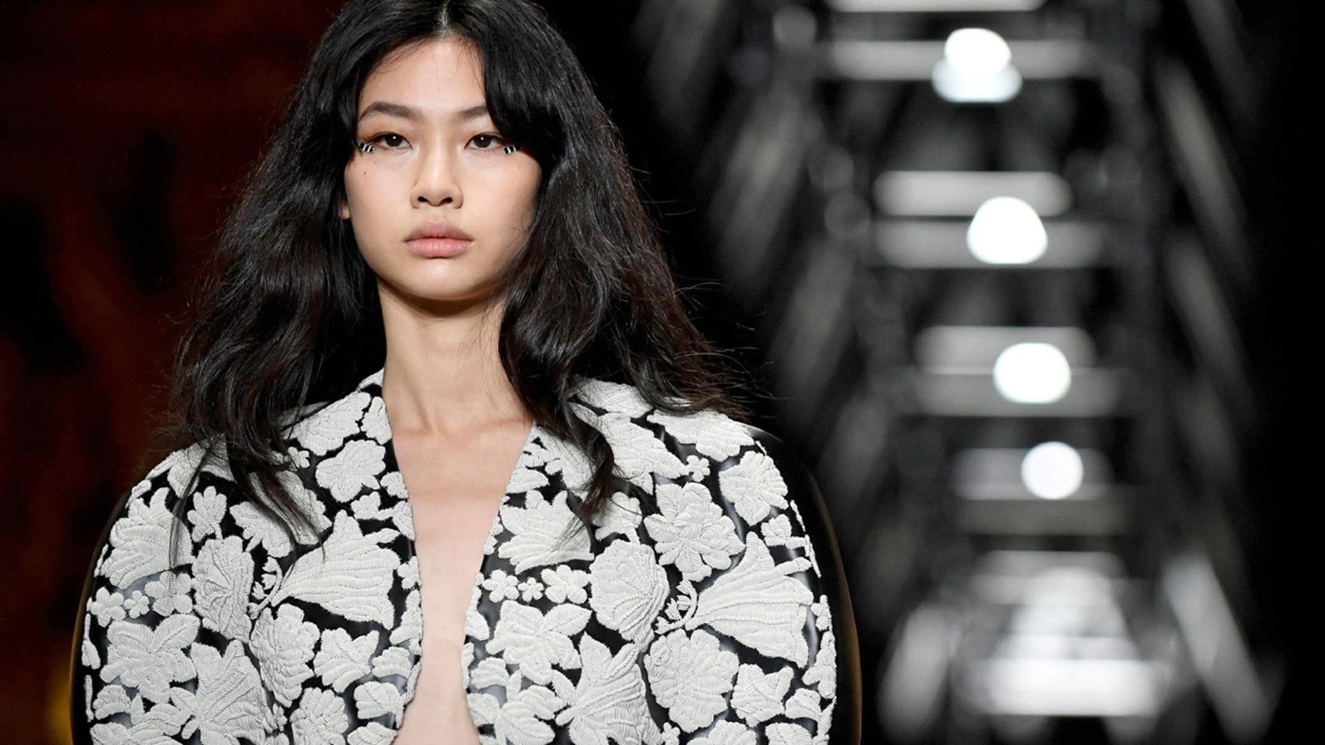 La actriz Hoyeon Jung, fiel a su cita como modelo sobre la pasarela de París