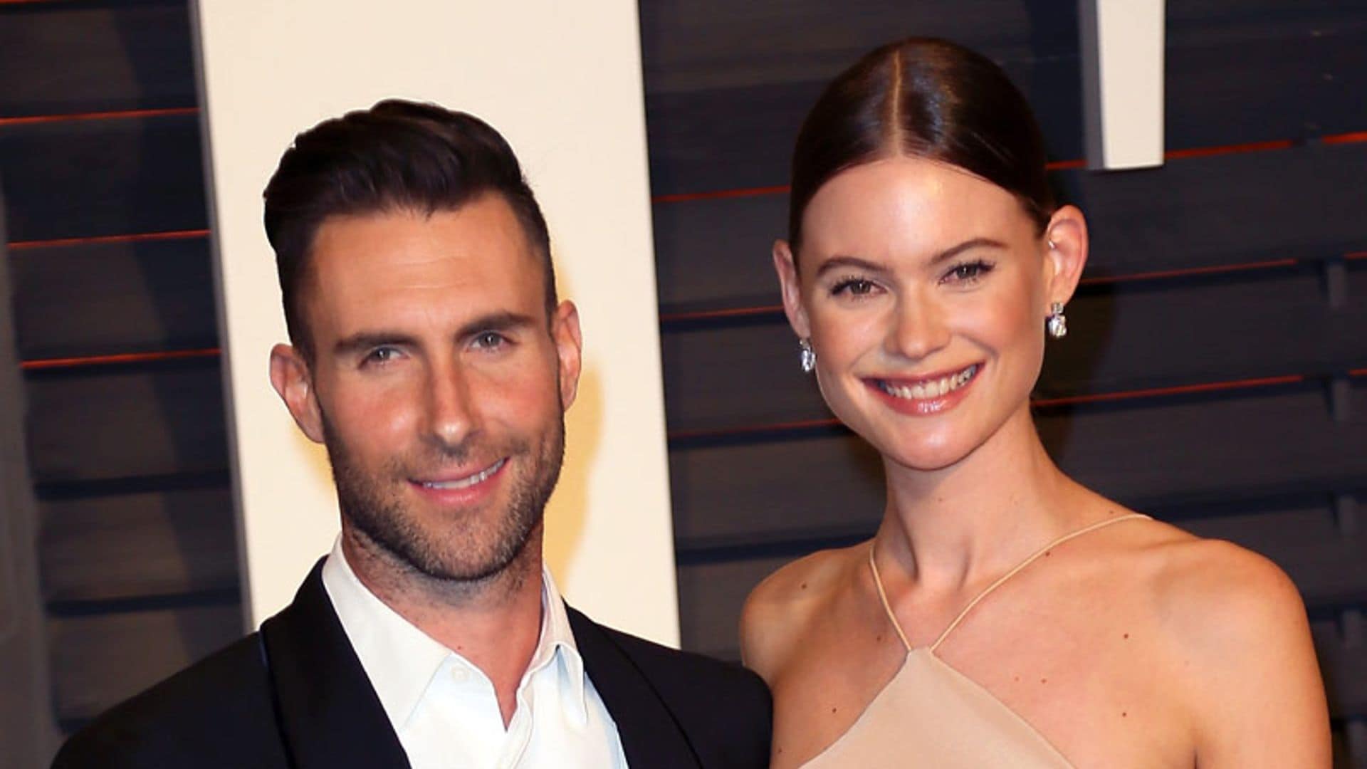 Behati Prinsloo y Adam Levine dan la bienvenida a su segunda hija