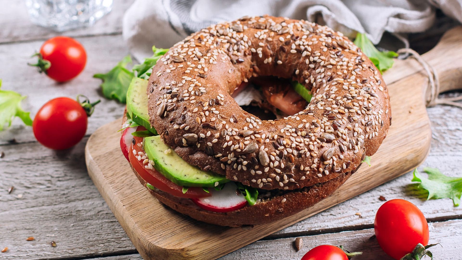 Bagel integral de aguacate, tomate y queso cremoso