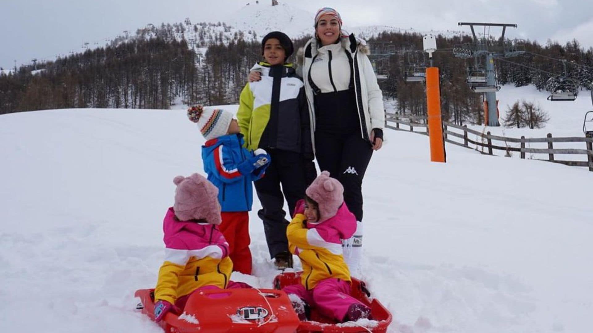 Georgina Rodríguez se divierte como niña junto a sus hijos en la nieve