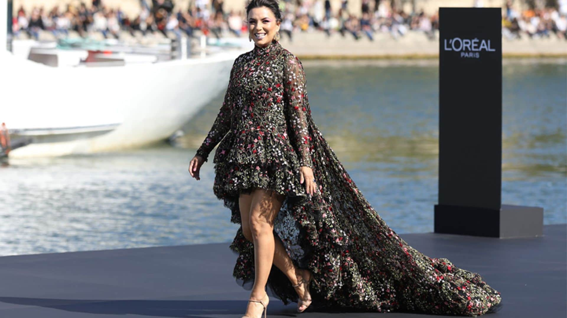 Eva Longoria desfila sobre el río Sena en Paris Fashion Week