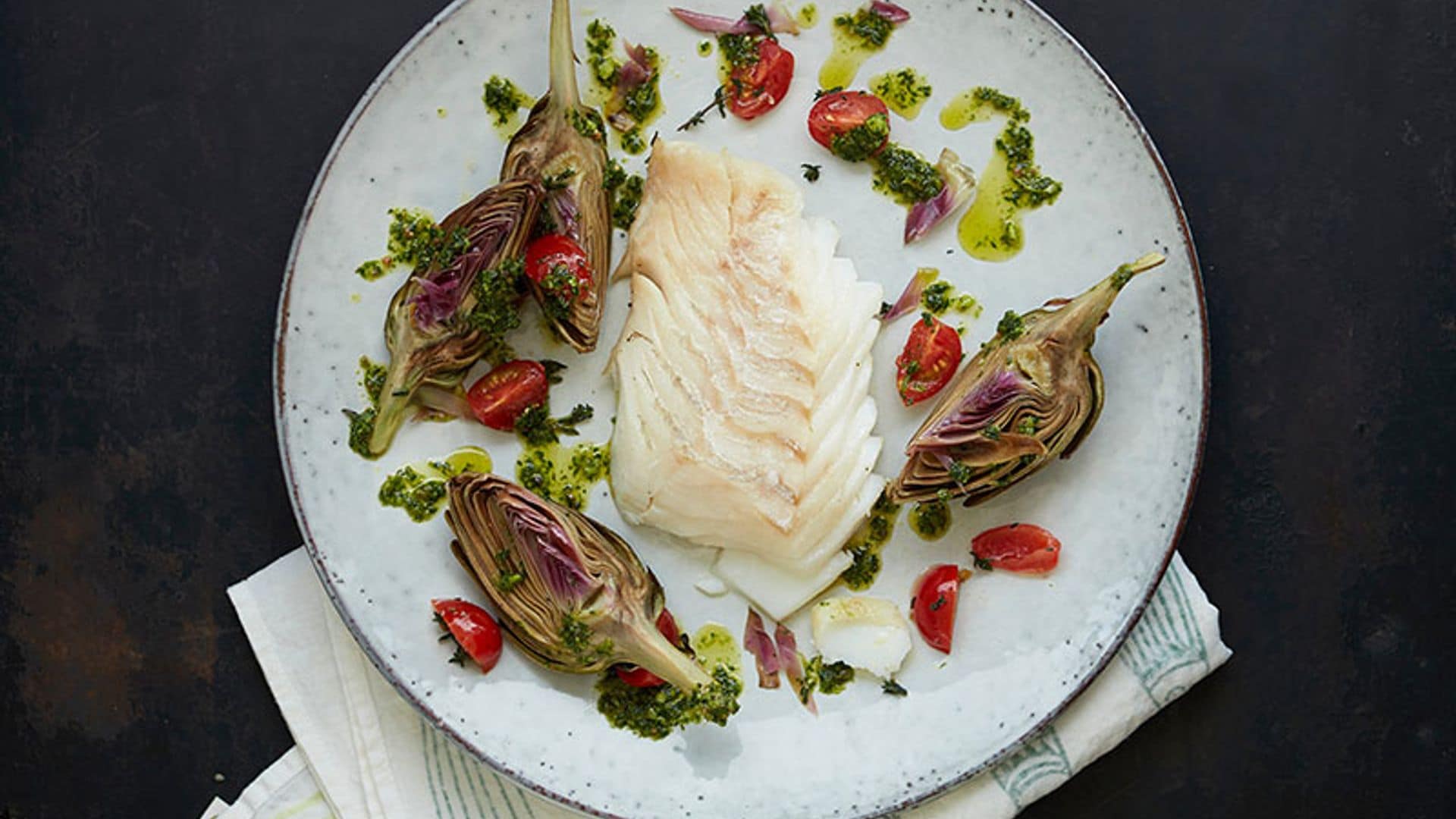 Bacalao skrei con alcachofas confitadas y tomatitos con pesto