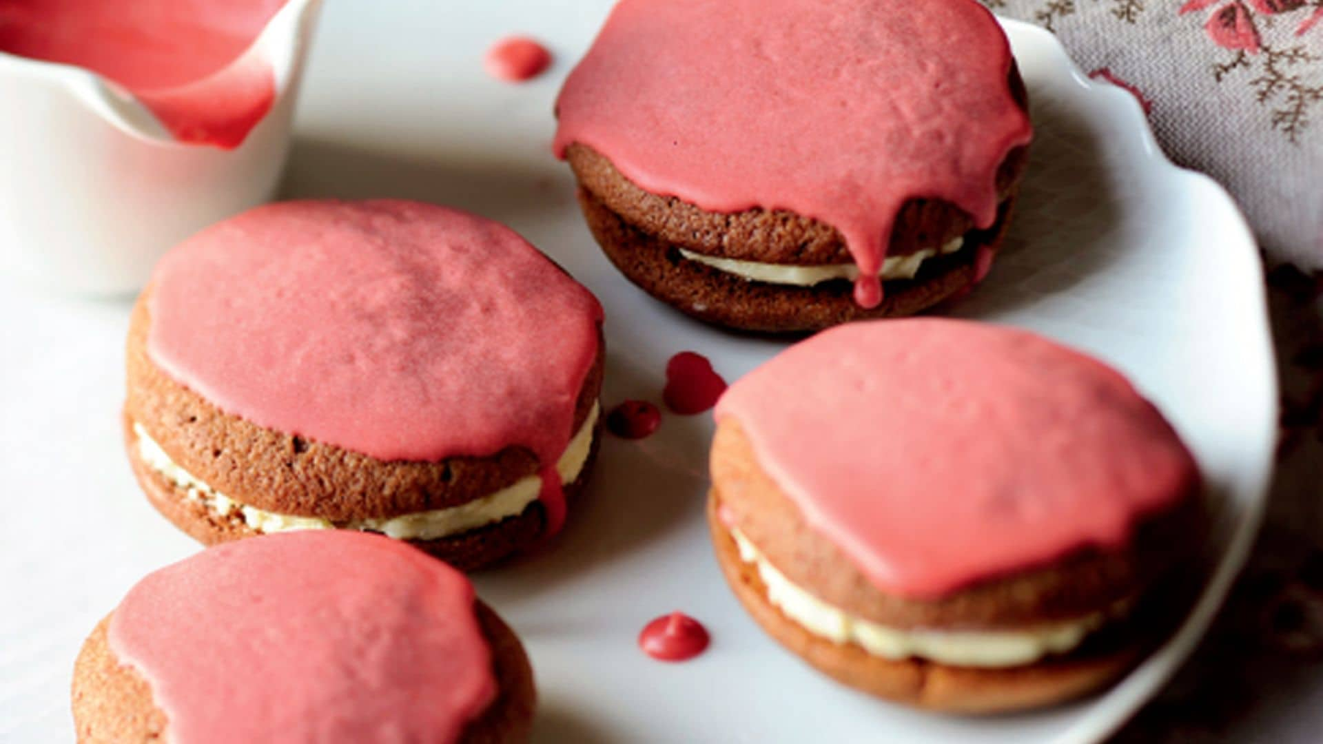 ‘Whoopies’ de dos chocolates y glaseado de granada