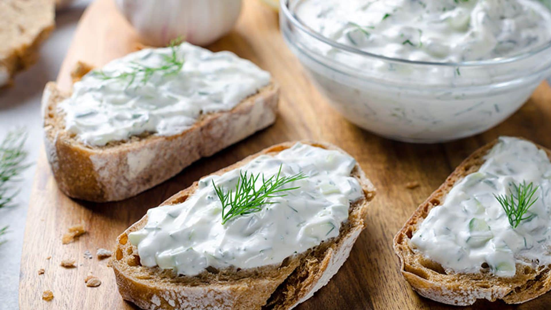 'Tzatziki' sobre tostas de pan