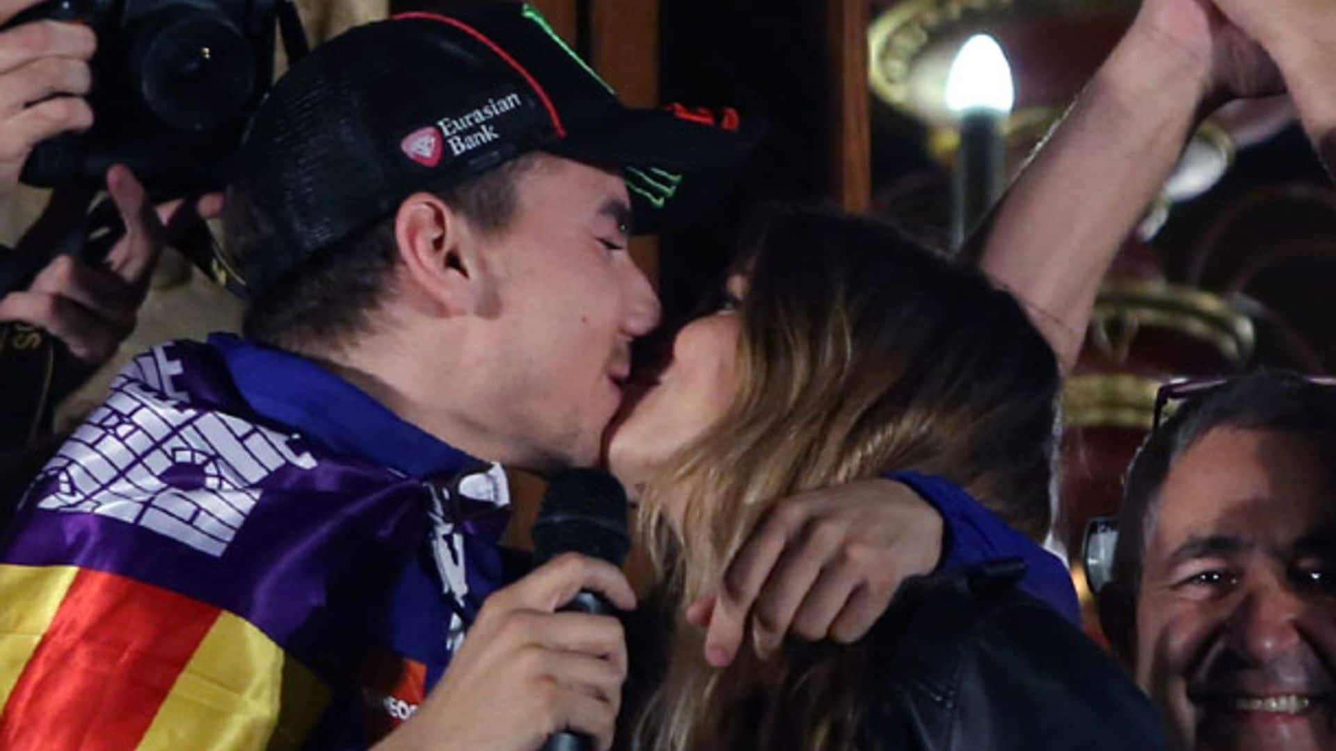 El beso de Jorge Lorenzo y su novia Nuria Tomás... marca 'Iker y Sara'