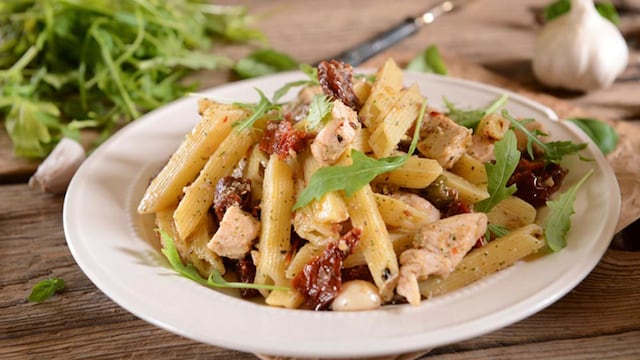 ensalada pasta penne pollo rucula tomate seco