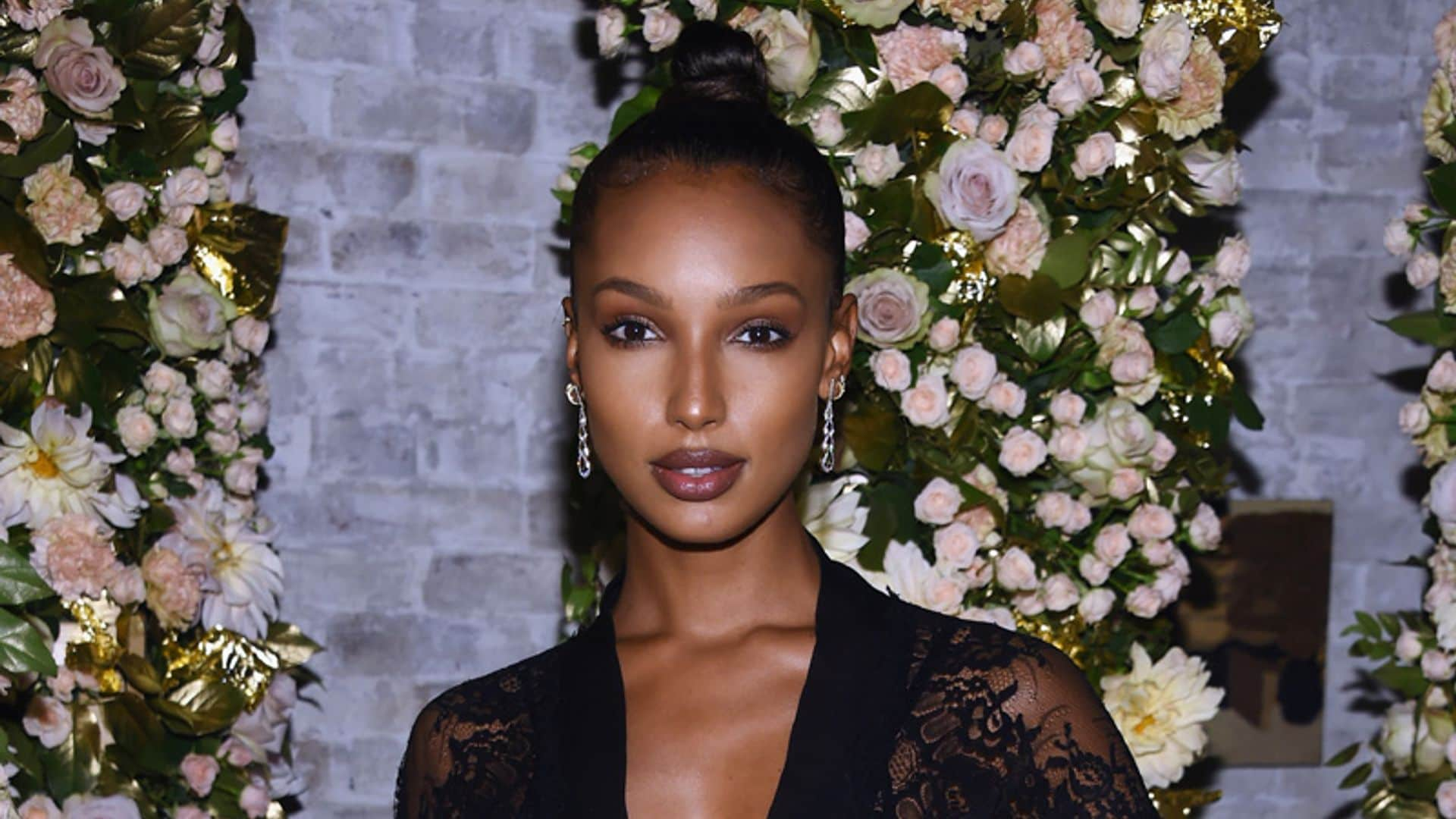 El kimono como nunca lo habías visto: Jasmine Tookes y el look lencero en su máxima expresión