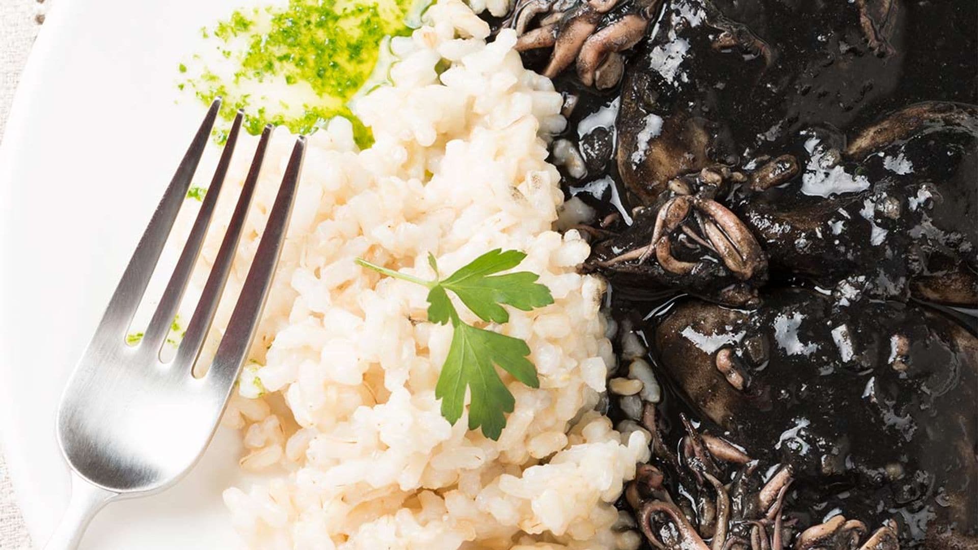 Arroz blanco con chipirones en su tinta de lata