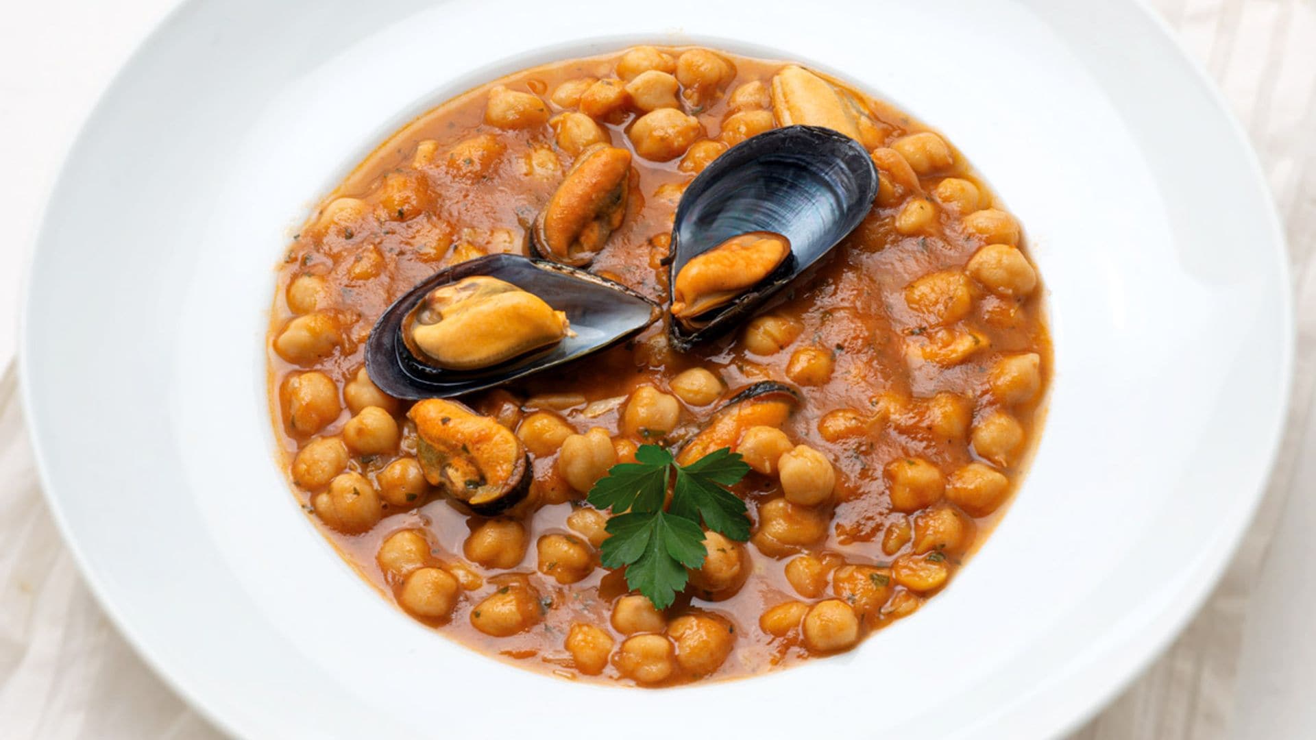 Mejillones picantitos con garbanzos