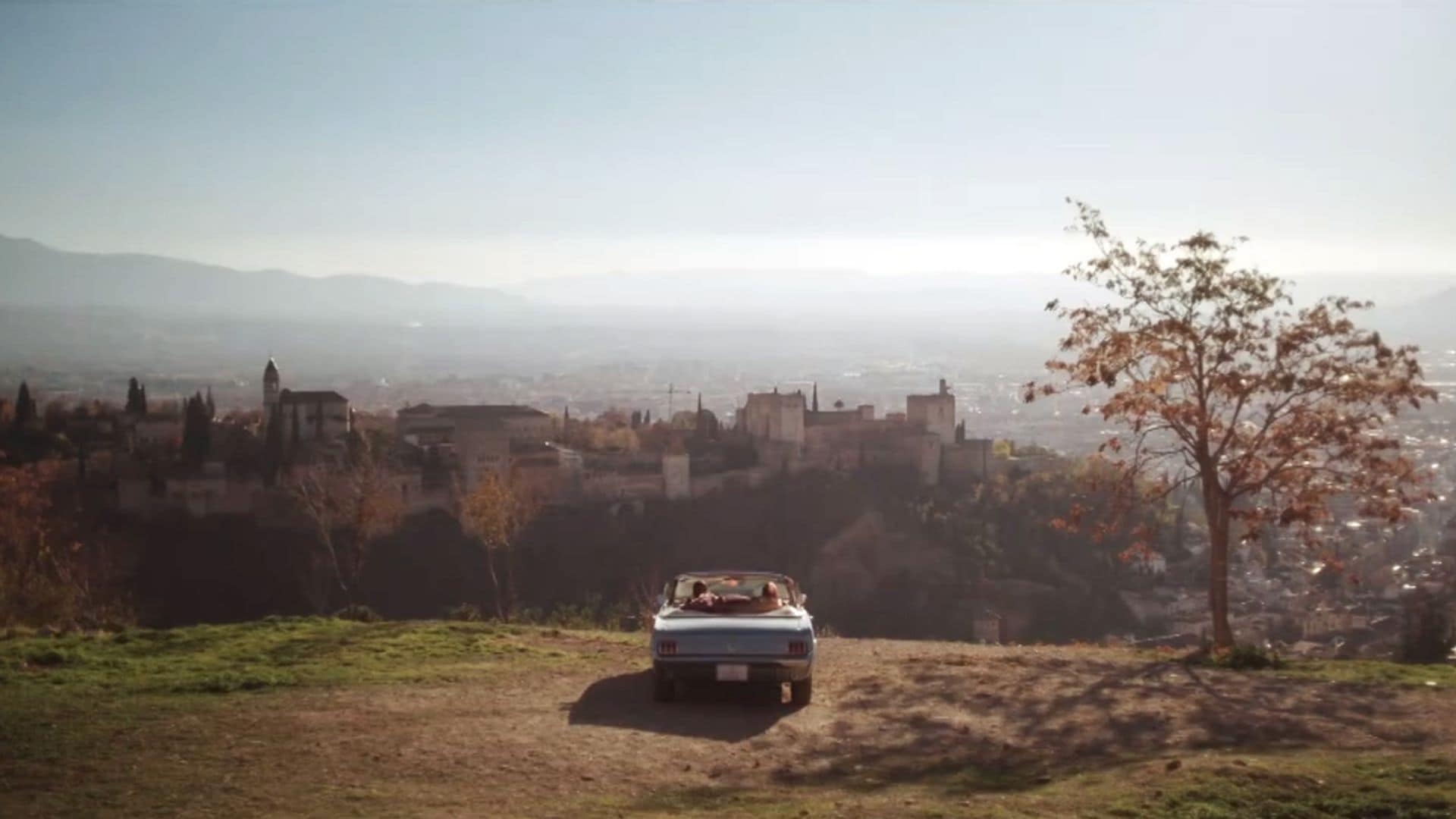 Fotograma del spot promocional de los Premios Goya 2025 en la ciudad de Granada con Maribel Verdú y Leonor Watling como protagonistas