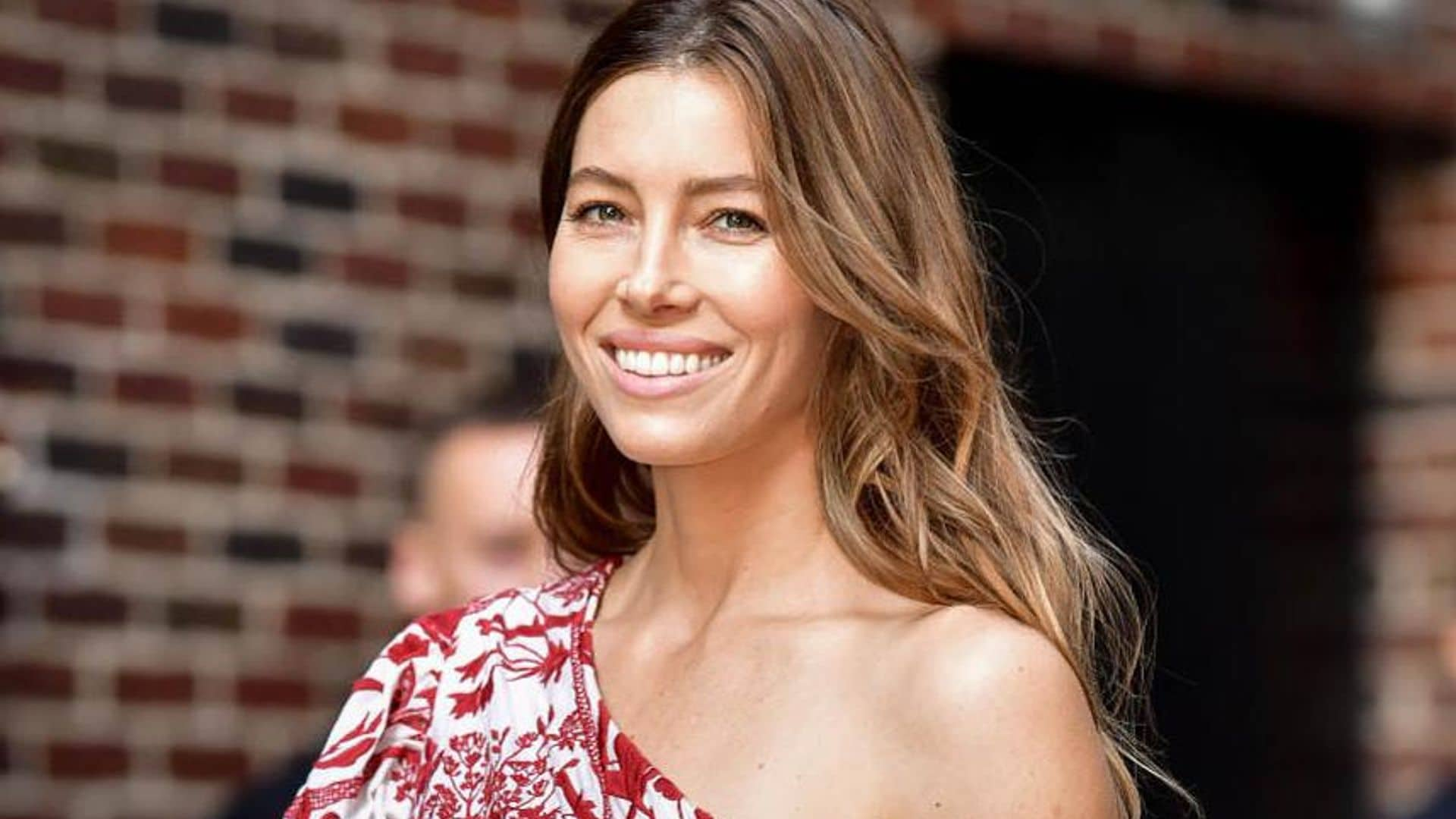 Descubre cuáles son las poses de yoga favoritas de Jessica Biel