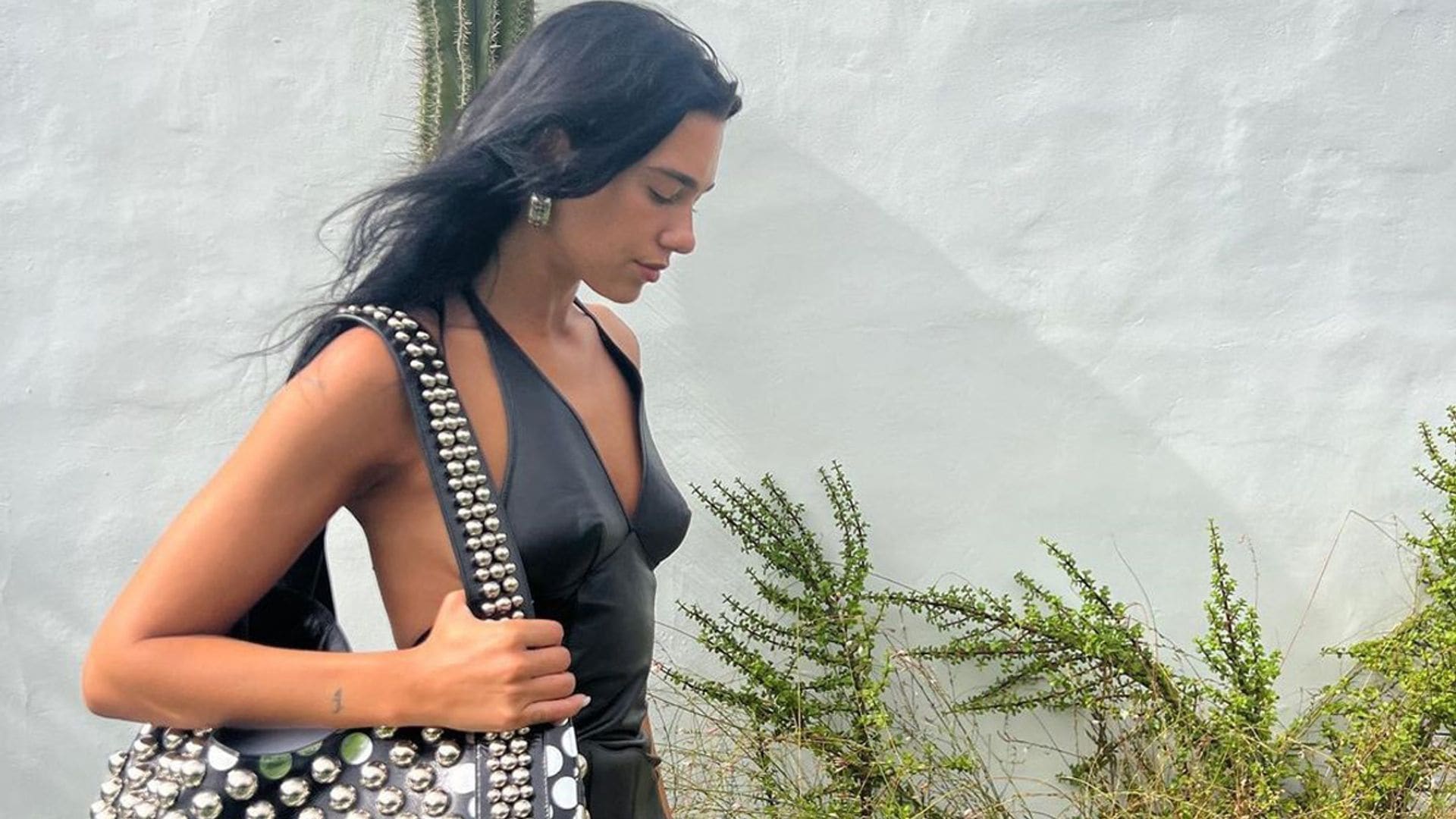 Los look con los que Dua Lipa ha triunfado en verano: de su camisa española a un vestido de punto de 1.350 euros