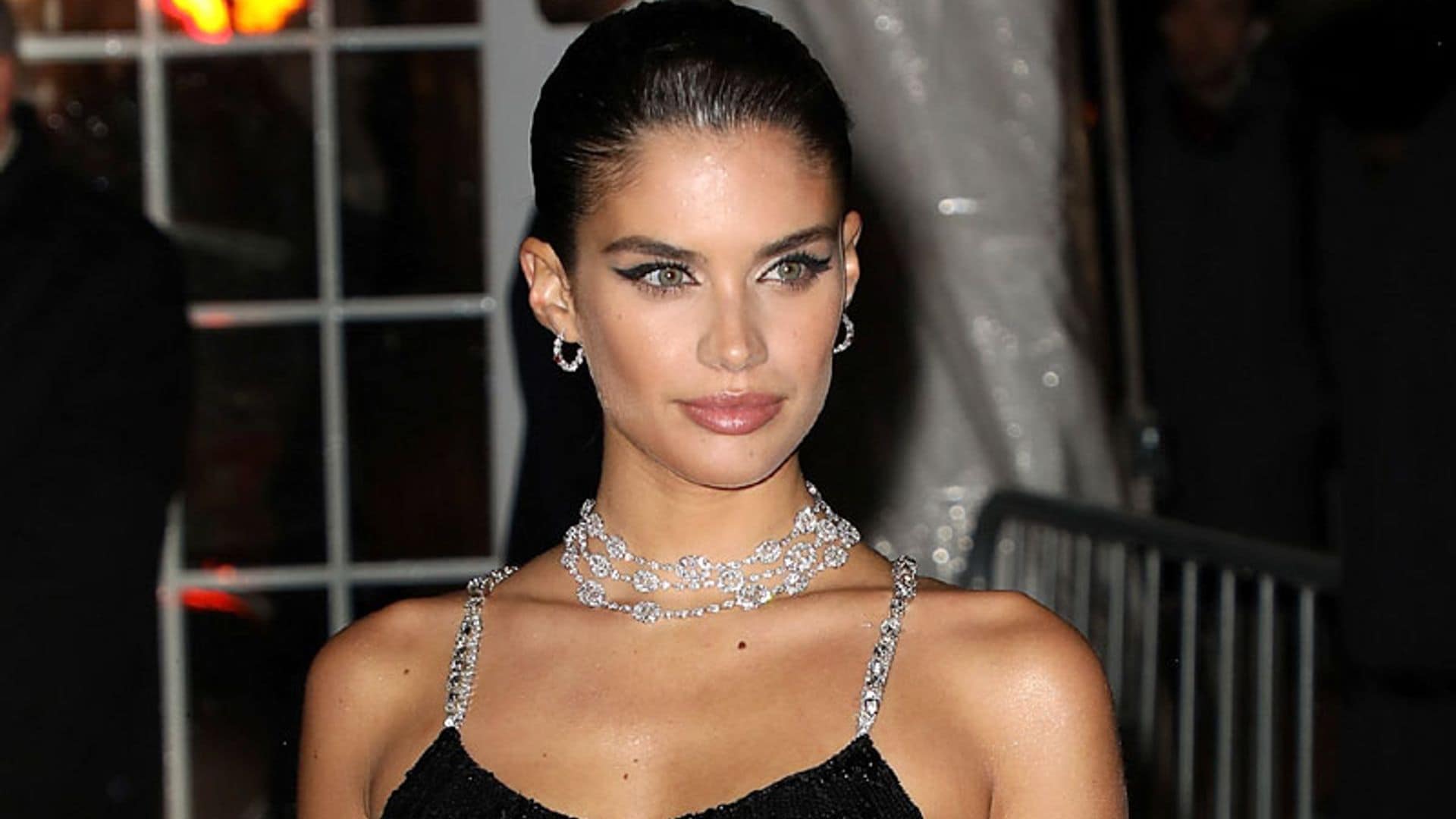 Sara Sampaio, tras los pasos de Amal Clooney: estrena vestido de hace 12 años