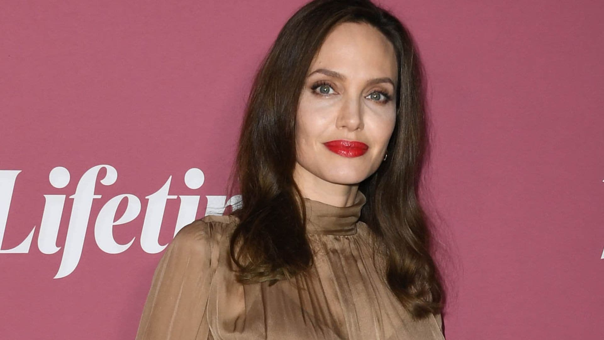 El revelador cambio de maquillaje de Angelina Jolie