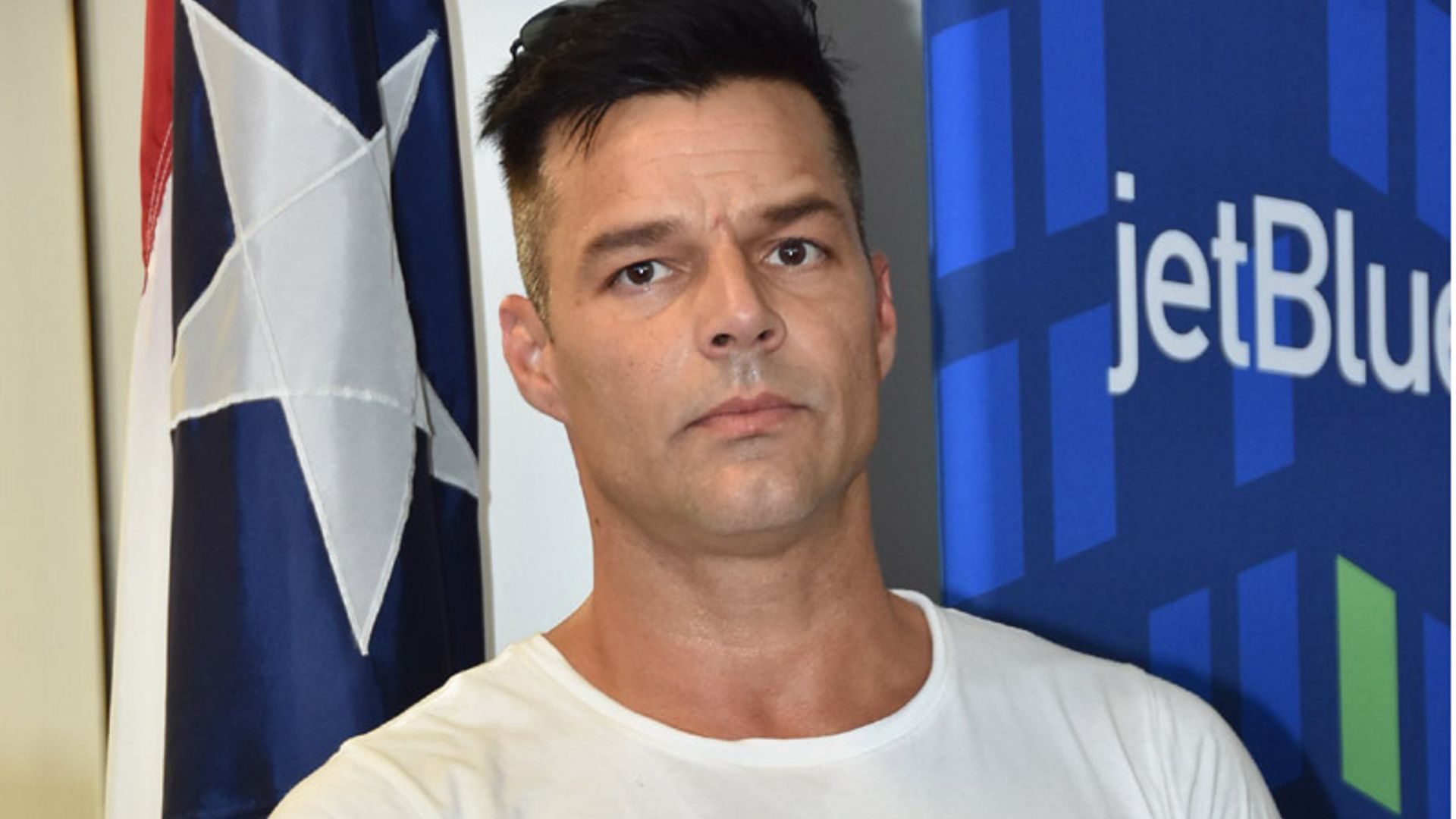 Ricky Martin aterriza en Puerto Rico en busca de su hermano desaparecido