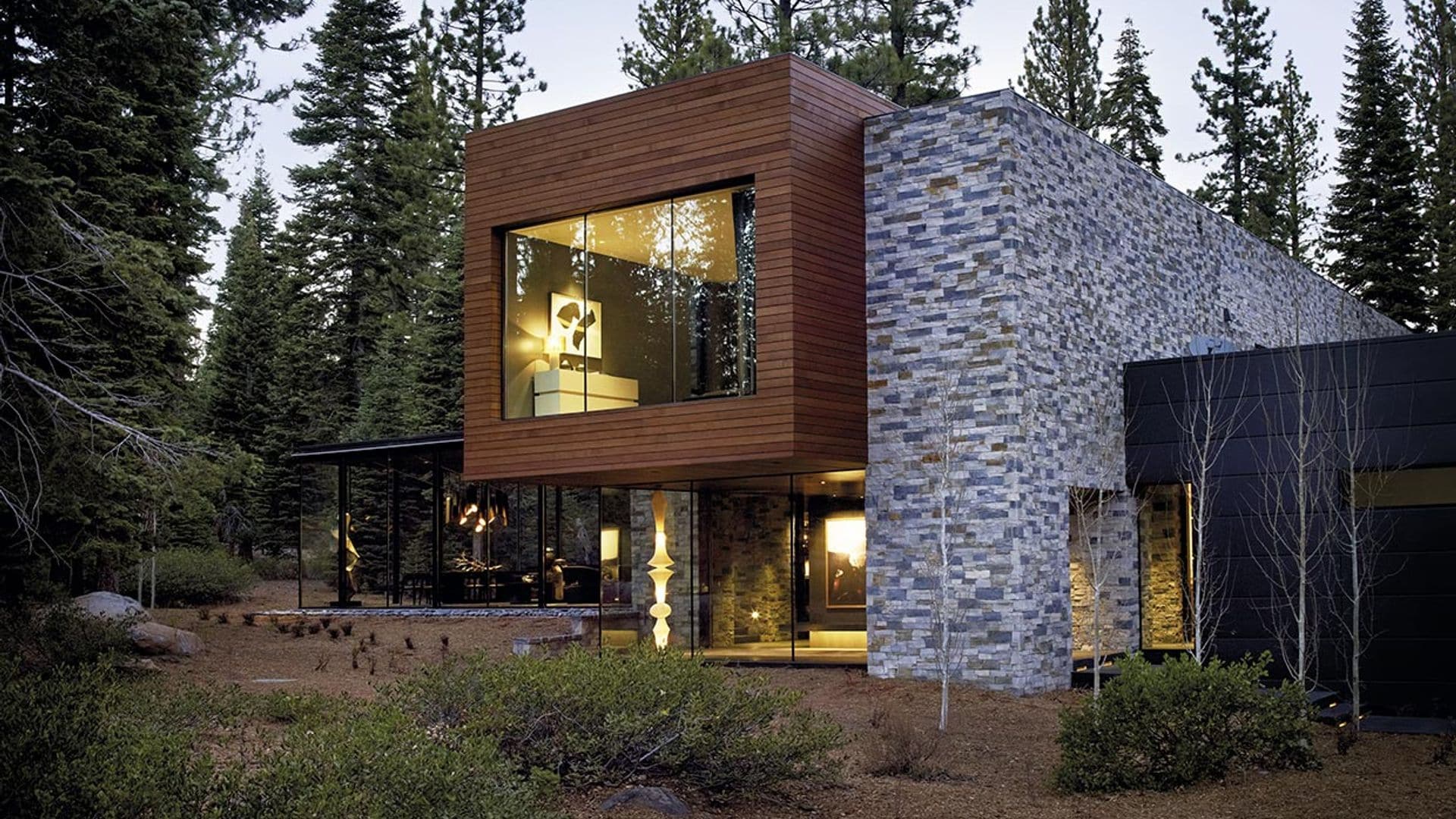 Un refugio de piedra, cristal y madera en el corazón de California