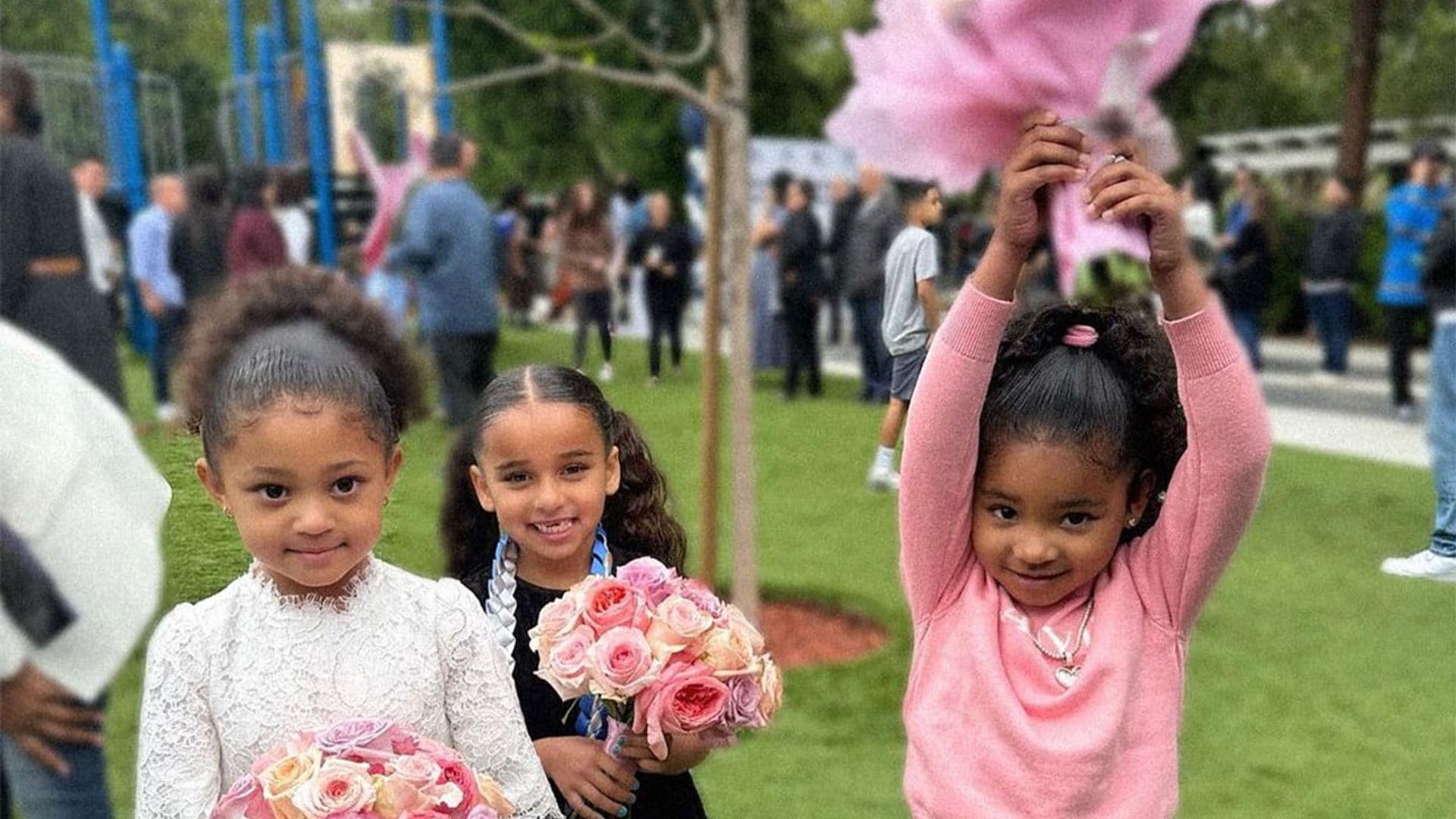 Kylie Jenner y Khloé Kardashian entierran el 'hacha de guerra' con sus ex en la graduación de sus hijas