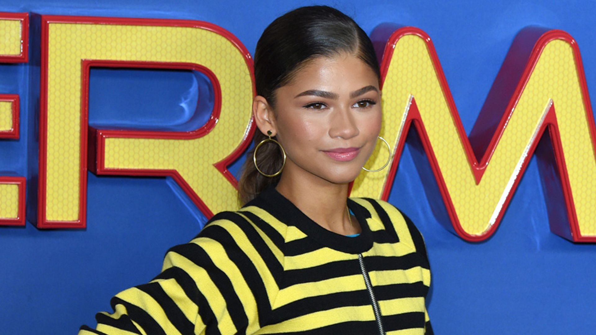 Los peinados de Zendaya y otras 'celebs' para lucir el complemento de moda: los pendientes de aros