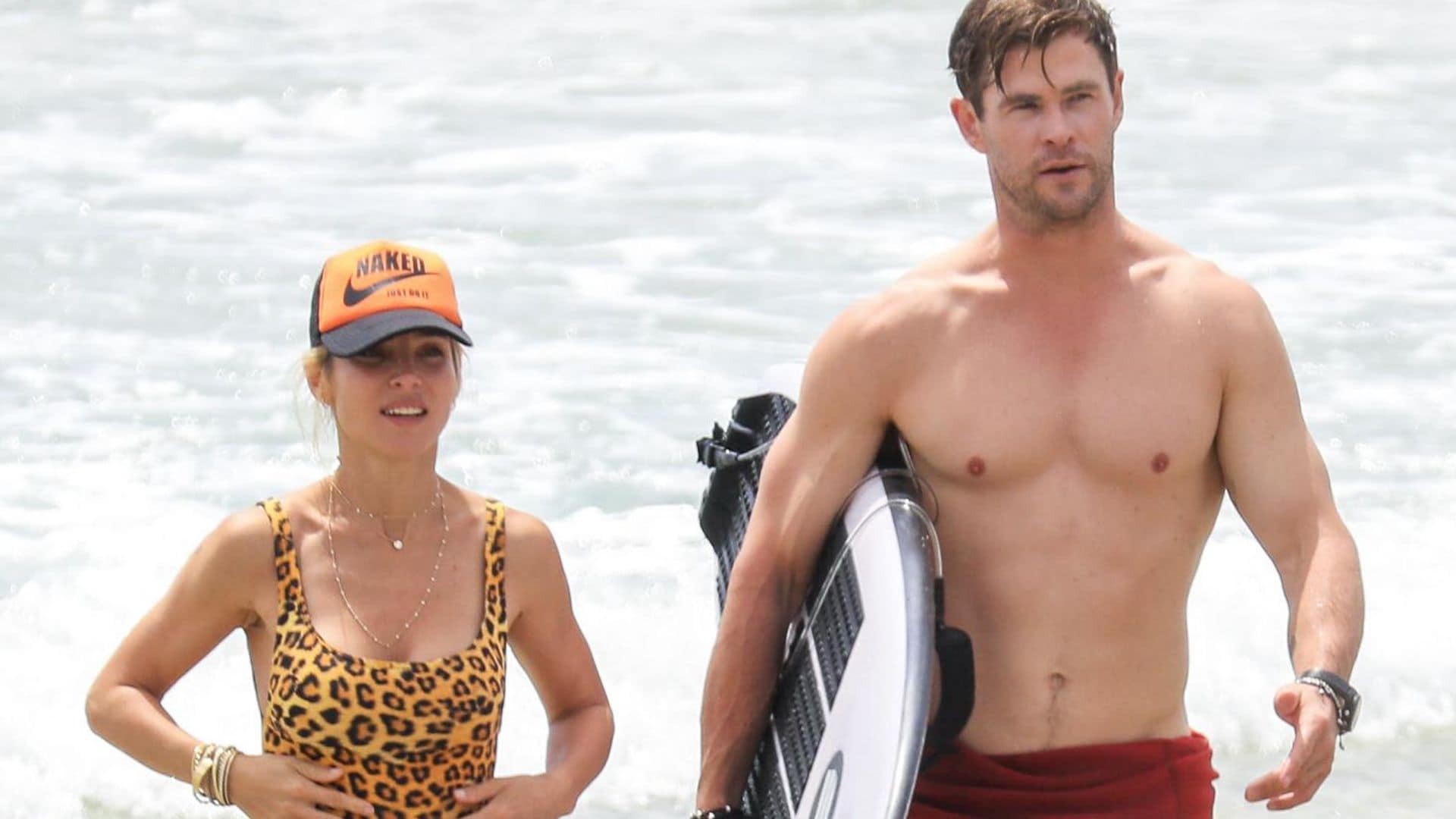 elsa pataky con chris hemsworth en la playa