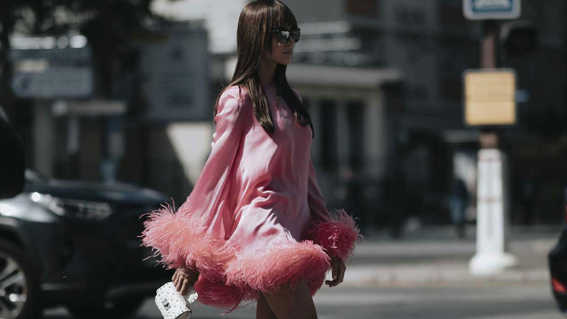 Las plumas son la tendencia más 'cool' del otoño y así se llevan en look sencillos de diario