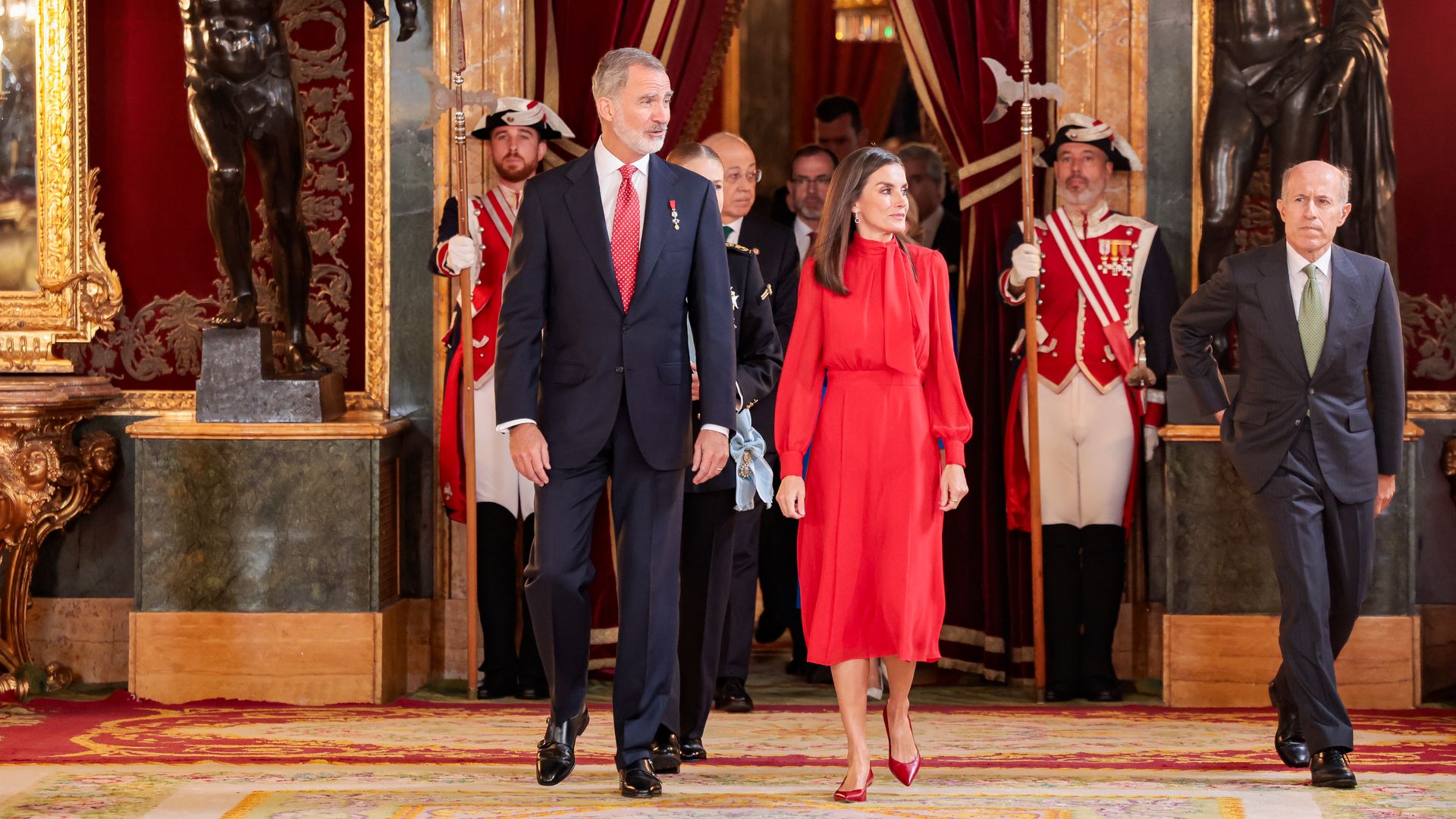 El elegante 'total look' rojo de la reina Letizia: vestido con detalle sorpresa y exquisitos pendientes de rubíes