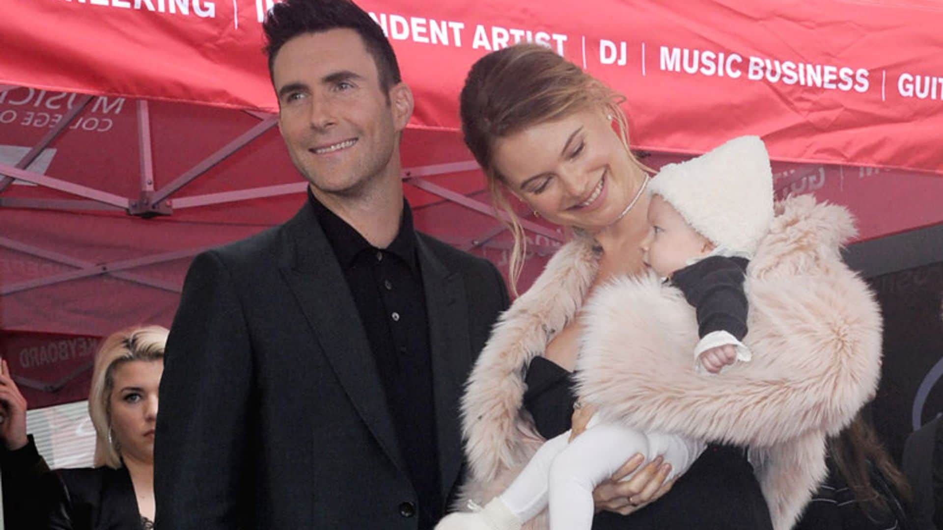 ¡Adorable! Adam Levine recibe su estrella de la fama, pero es su hija quien se lleva el protagonismo