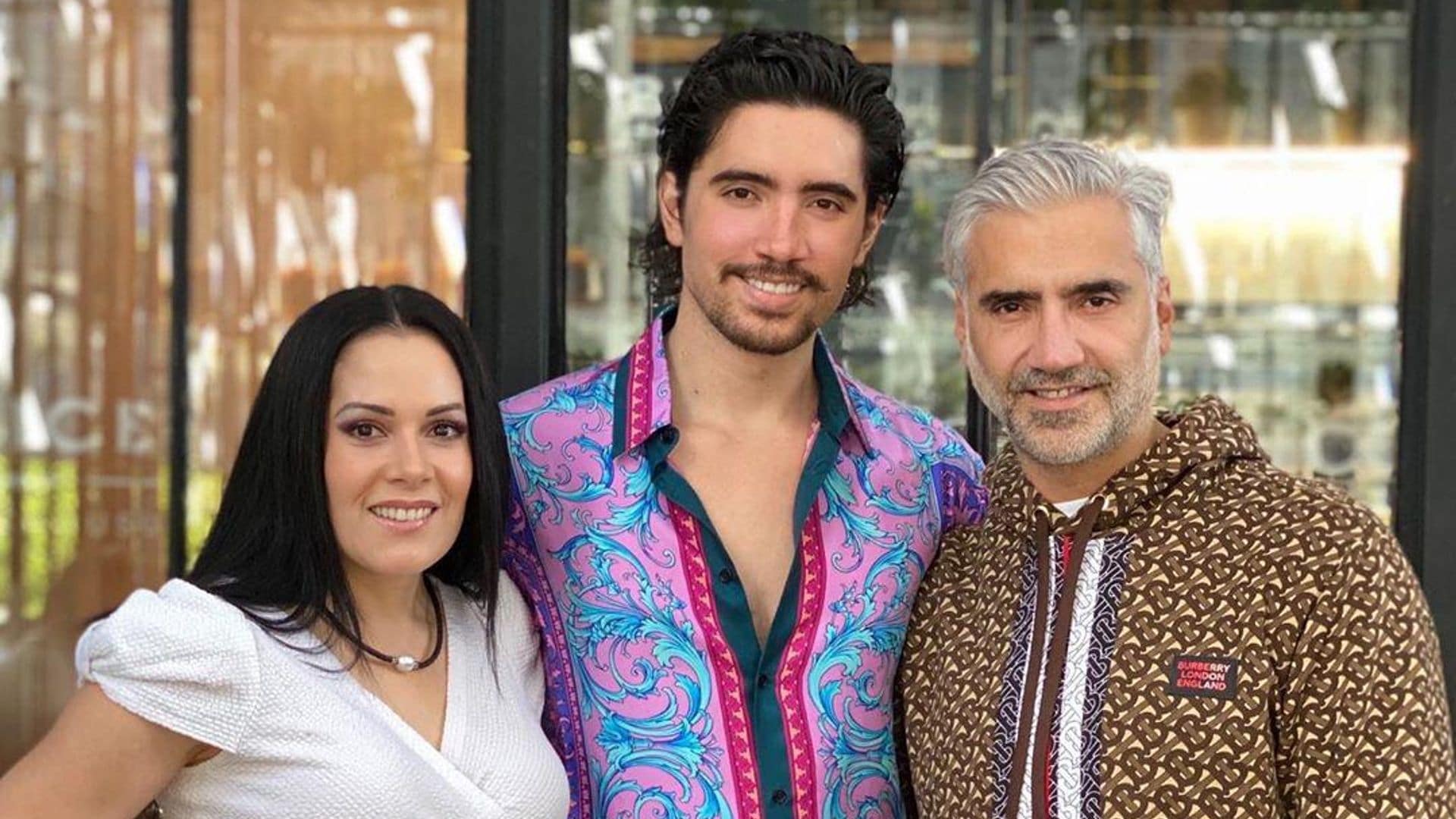 Alex Fernández celebra su cumpleaños 27 rodeado por el amor de sus padres