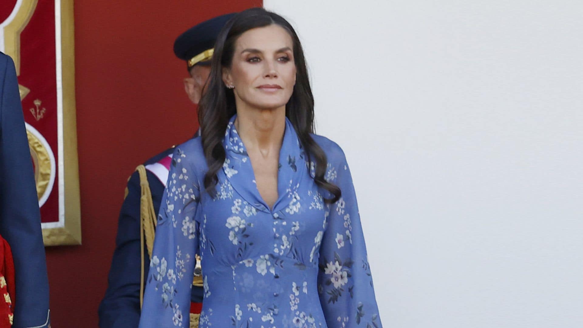 La reina Letizia estrena un vestido español de tejido reciclado para celebrar la Fiesta Nacional 2023