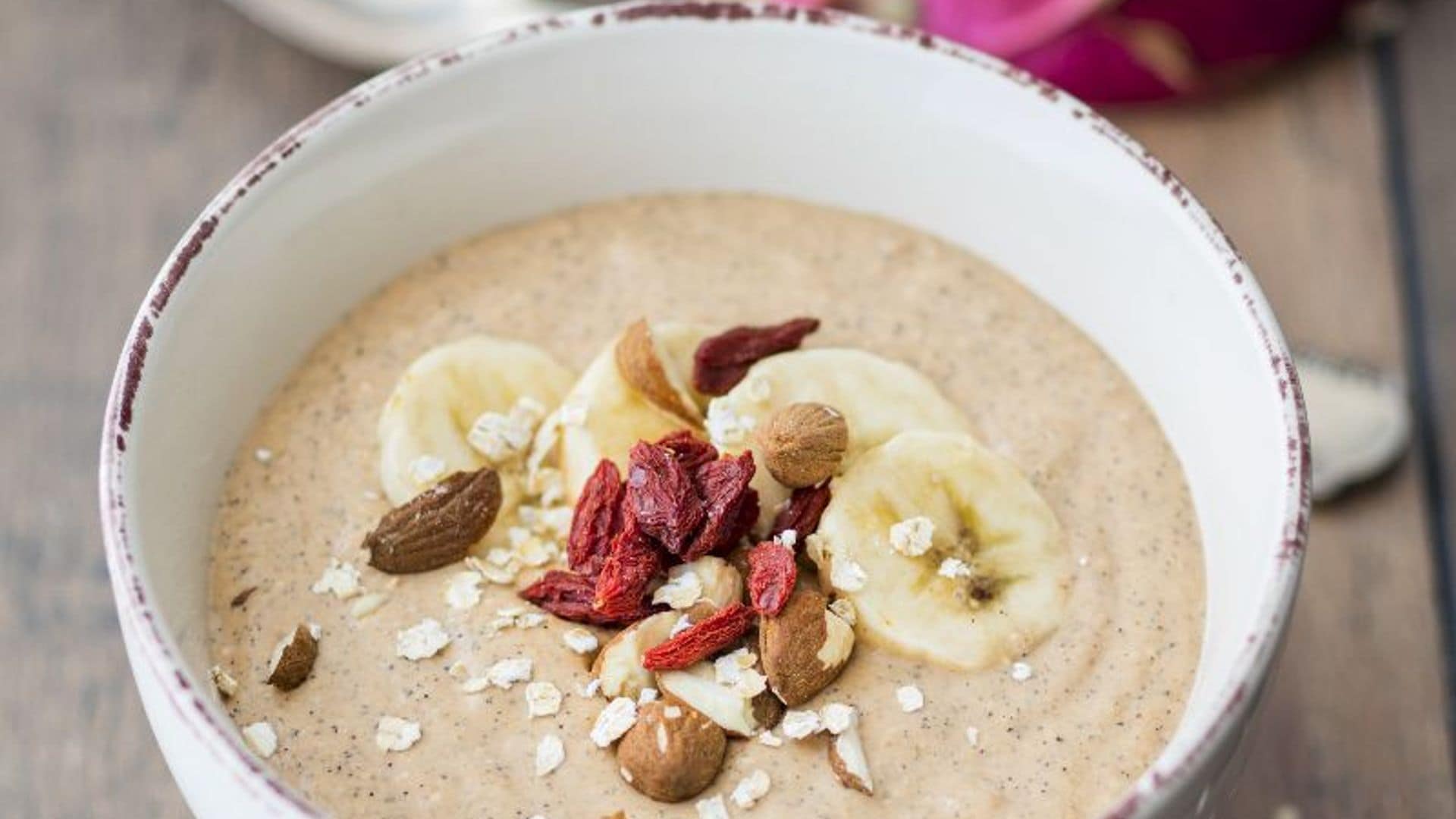 'Smoothie bowl' de avena y fruta del dragón