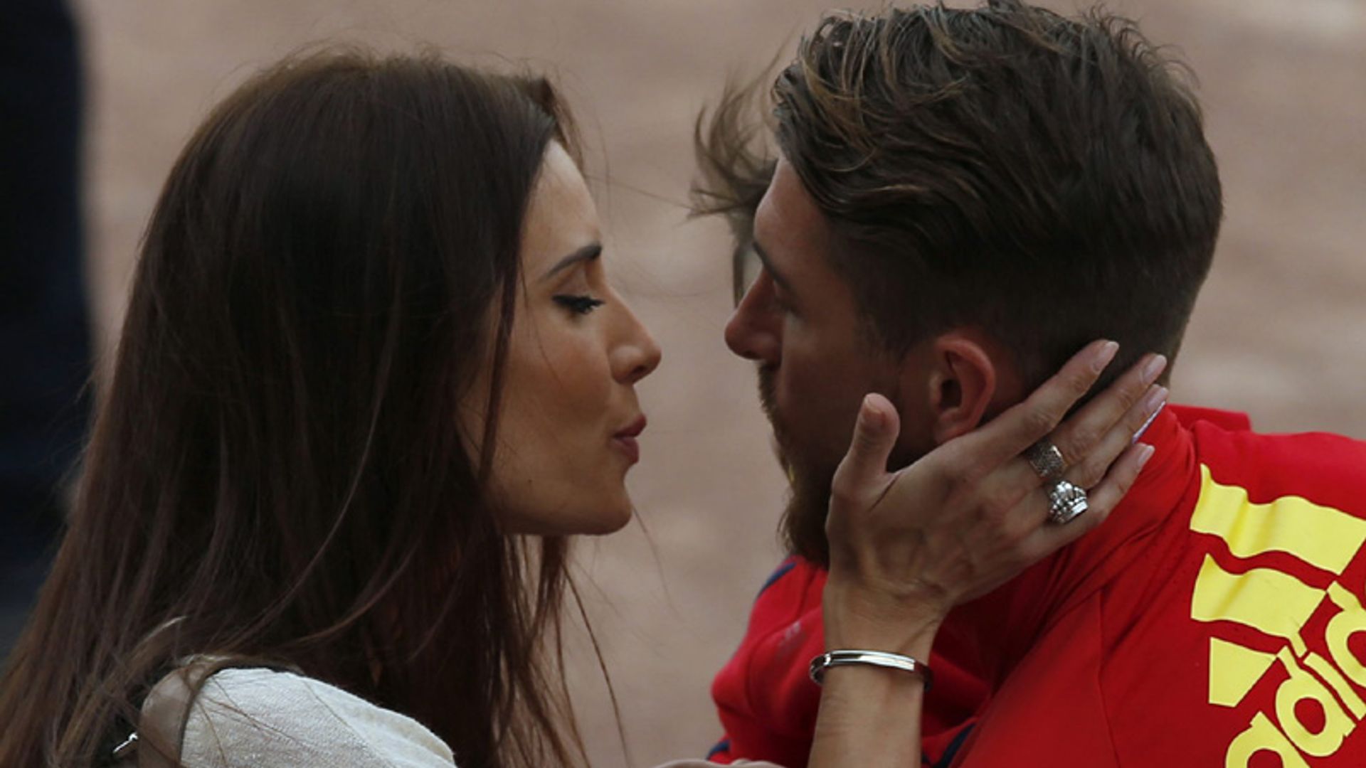 Pilar Rubio hace de la Eurocopa unas románticas vacaciones con Sergio Ramos