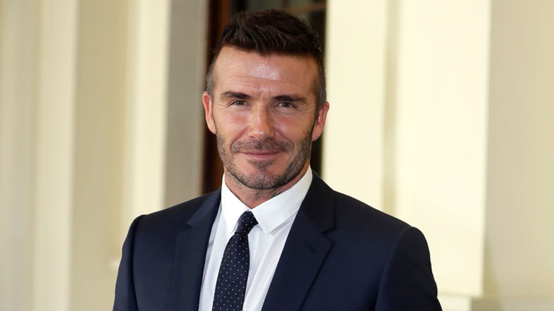 Con flotador, en bañador y copa de vino en mano... David Beckham, como nunca antes le habíamos visto