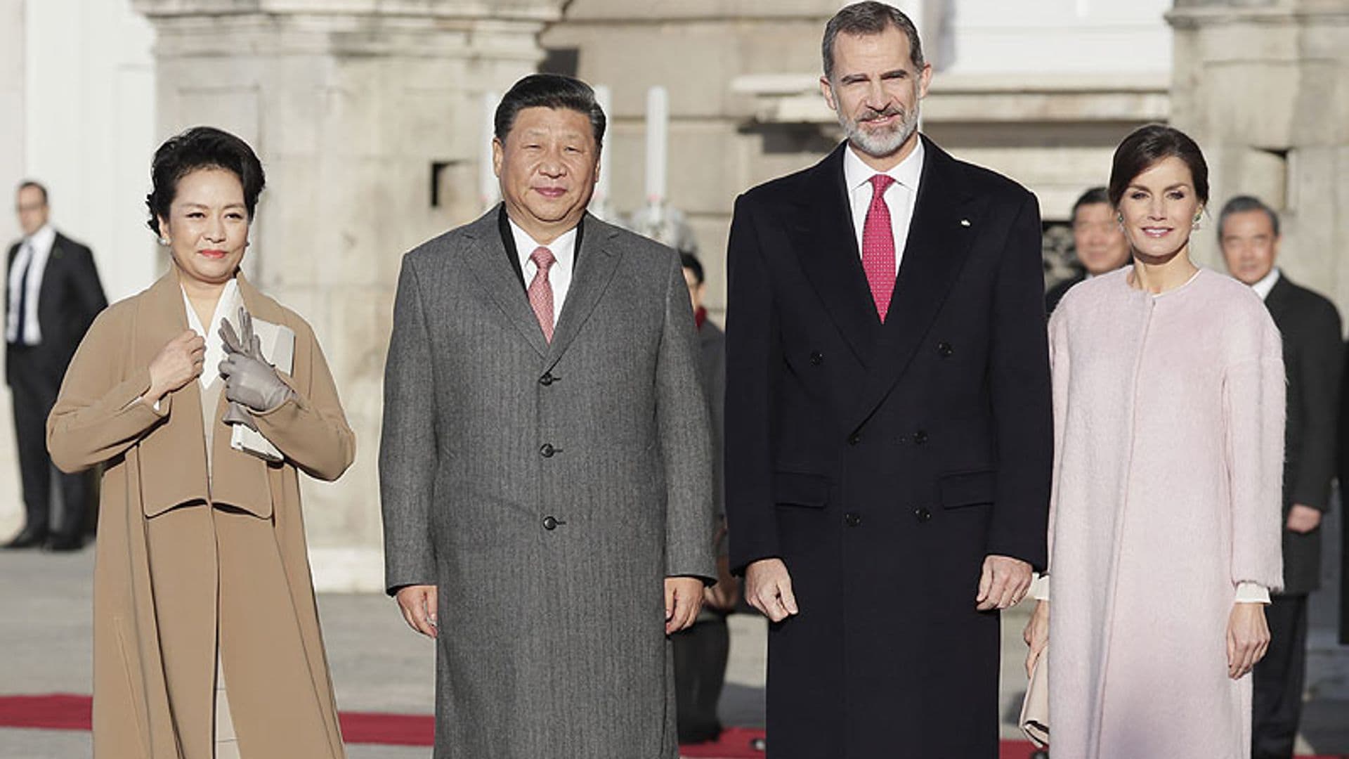 Los Reyes reciben al presidente chino y a su esposa con honores en el Palacio Real