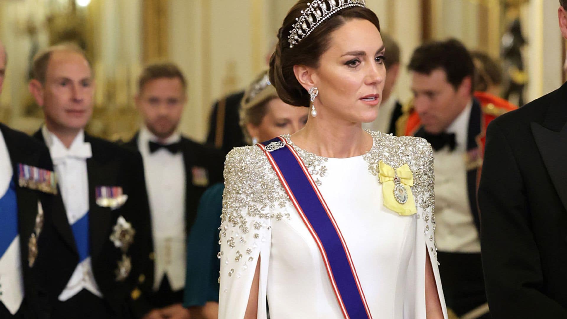 Una lluvia de estrellas: Kate brilla con su vestido de hombreras bañadas en pedrería