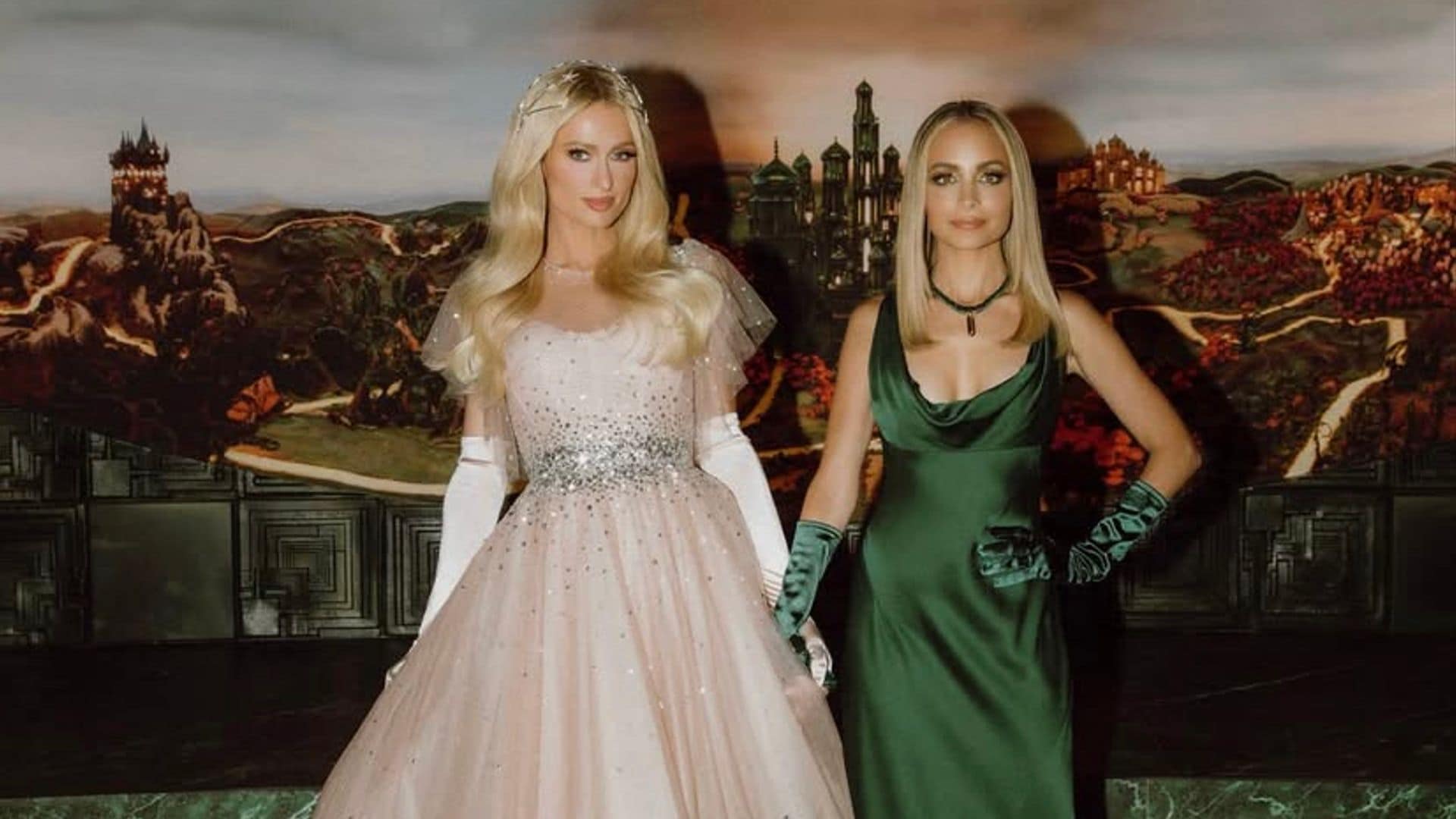 Paris Hilton y Nicole Richie rinden homenaje a 'Wicked'