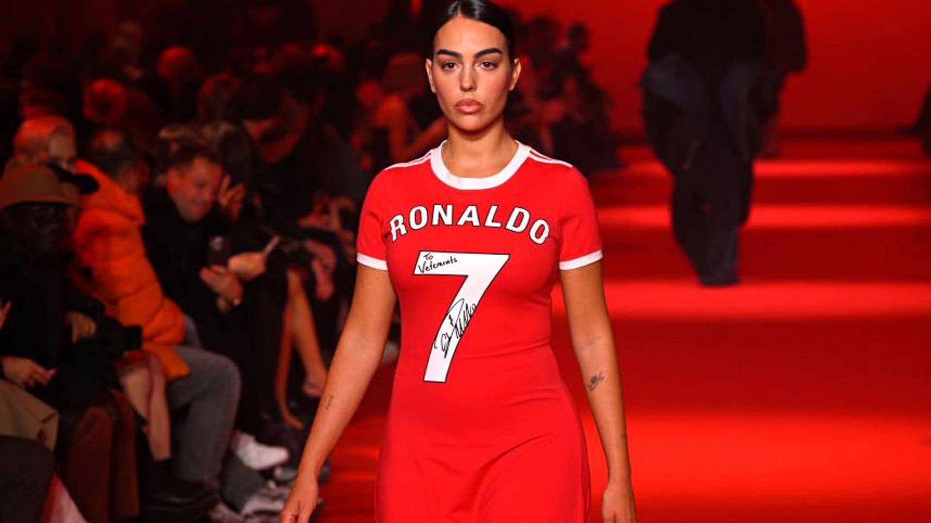 Georgina Rodríguez desfila en París con un vestido de Cristiano Ronaldo