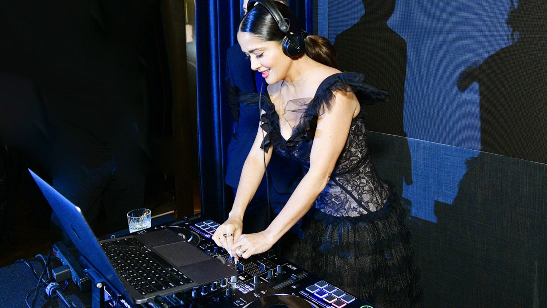Dejen paso a Salma Hayek... ¡la nueva DJ de Hollywood!